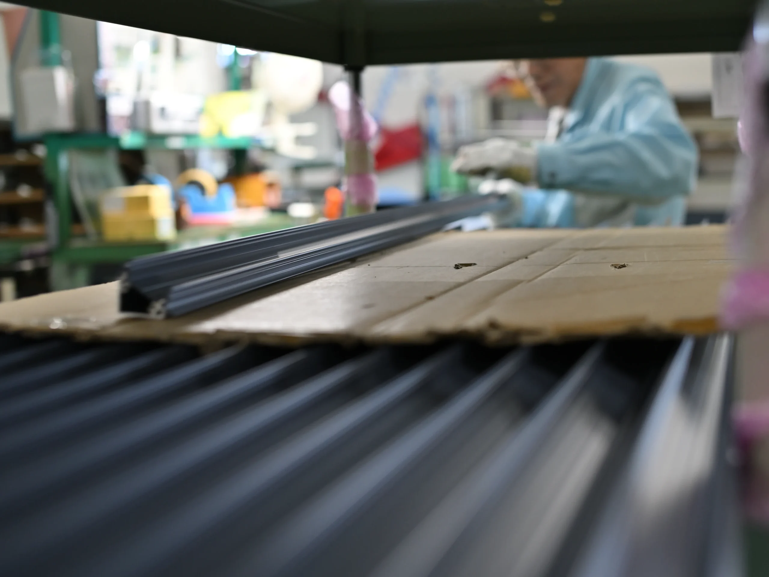 製造現場で従業員が働く様子を写した1枚。現状の中にこそ問題が存在することに気づかせ、現状と理想とのギャップを埋めるための課題設定と改善を促す