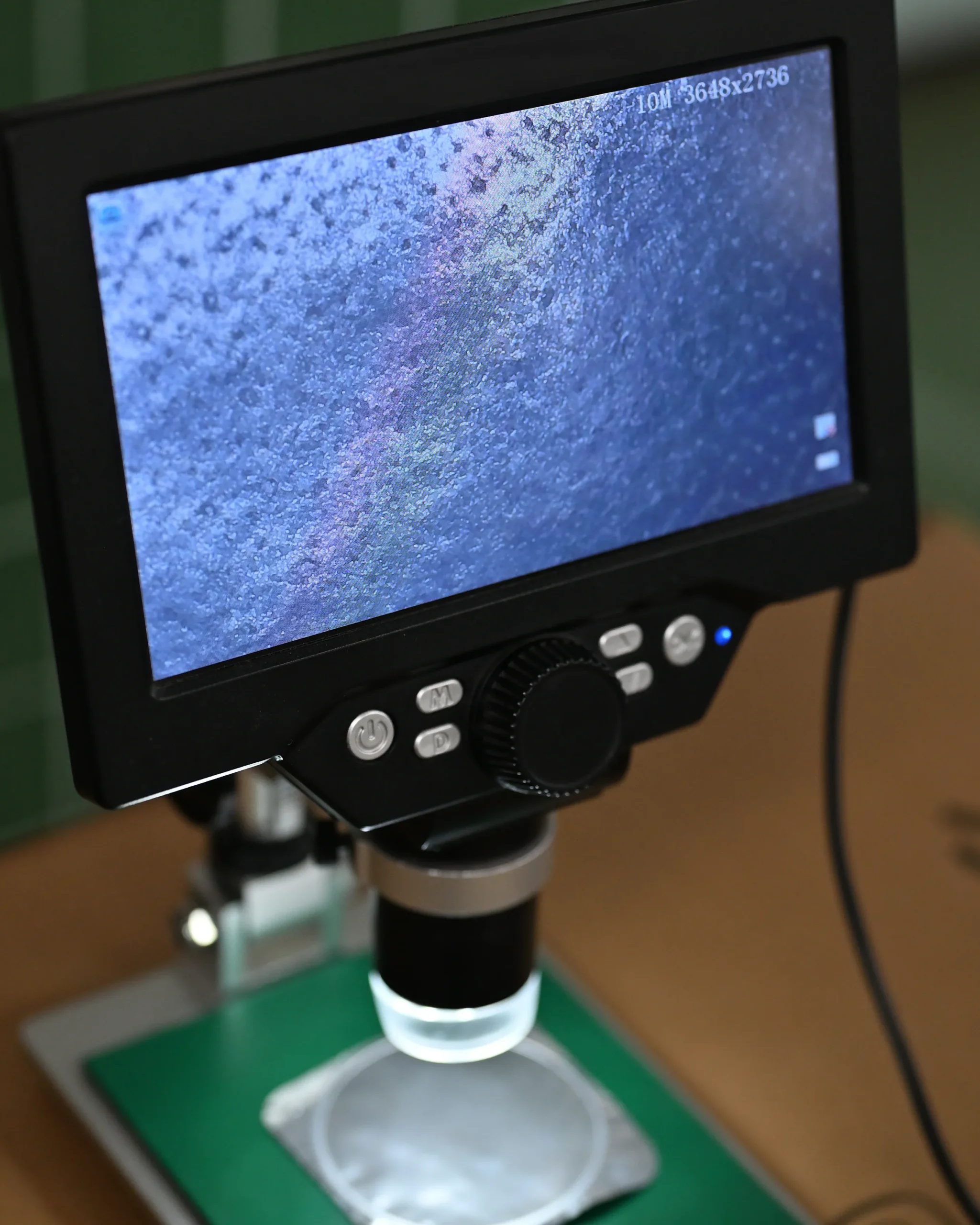 ヨーグルトがつかないフタを、デジタル顕微鏡で観察。デジタル顕微鏡は普段、プリント基板のはんだ付けの不具合、回路の短絡（ショート）などを観察するのに使用。