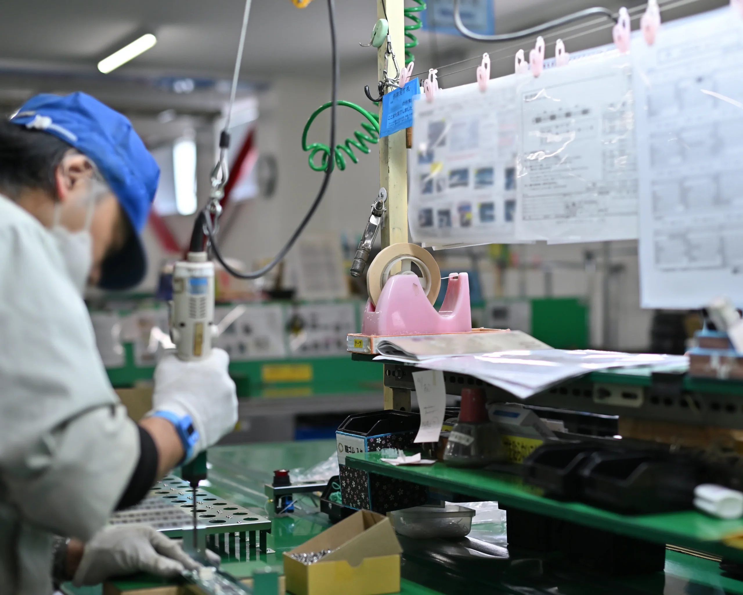 アドガワエレクトロニクスのユニット組立作業。部材を専用ケースで管理し、順番と個数を仕組み化して高品質な構造体を組み立てている様子。