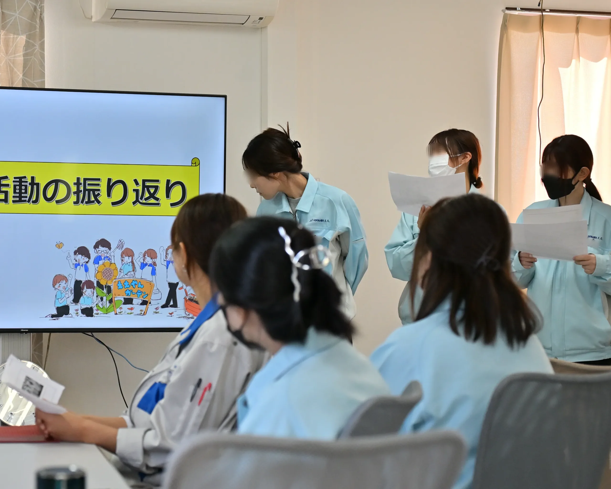 写真やイラストを使用した資料でプレゼンを行う従業員の様子。