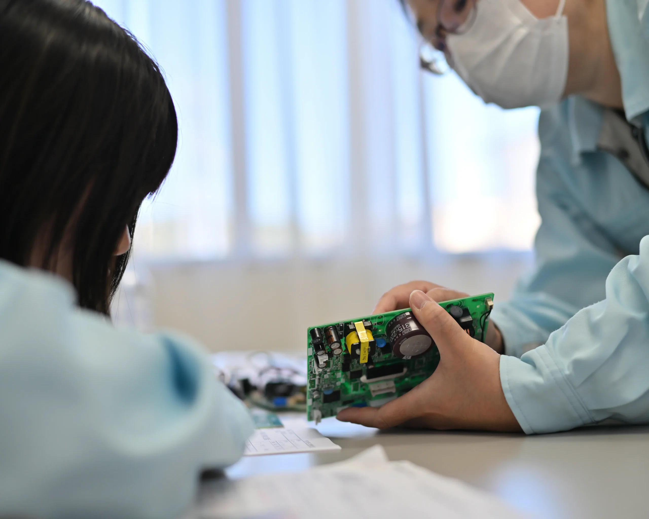 アドガワエレクトロニクス（滋賀）で基板実装・組立の職場体験学習に参加する安曇川中学校の生徒たち