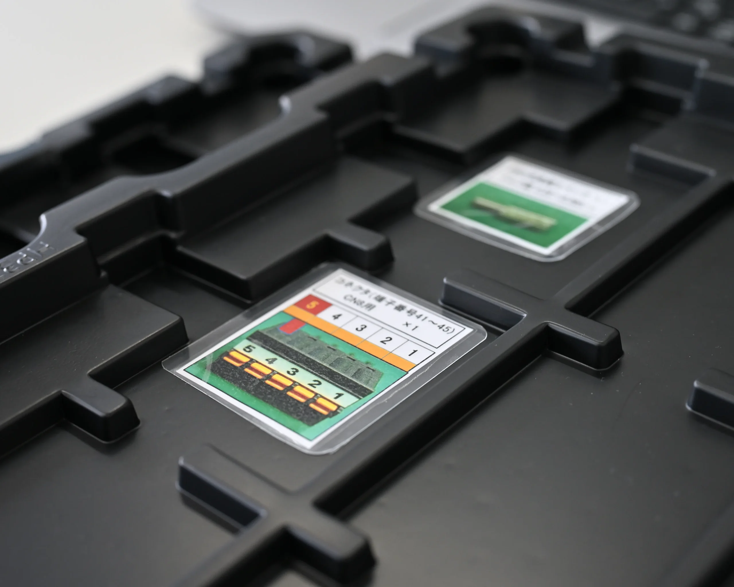 ユニット組立用の部材管理ケース。組み立て箇所ごとにネジやコネクタが整理され、作業後に部材が残らないよう設計されている。