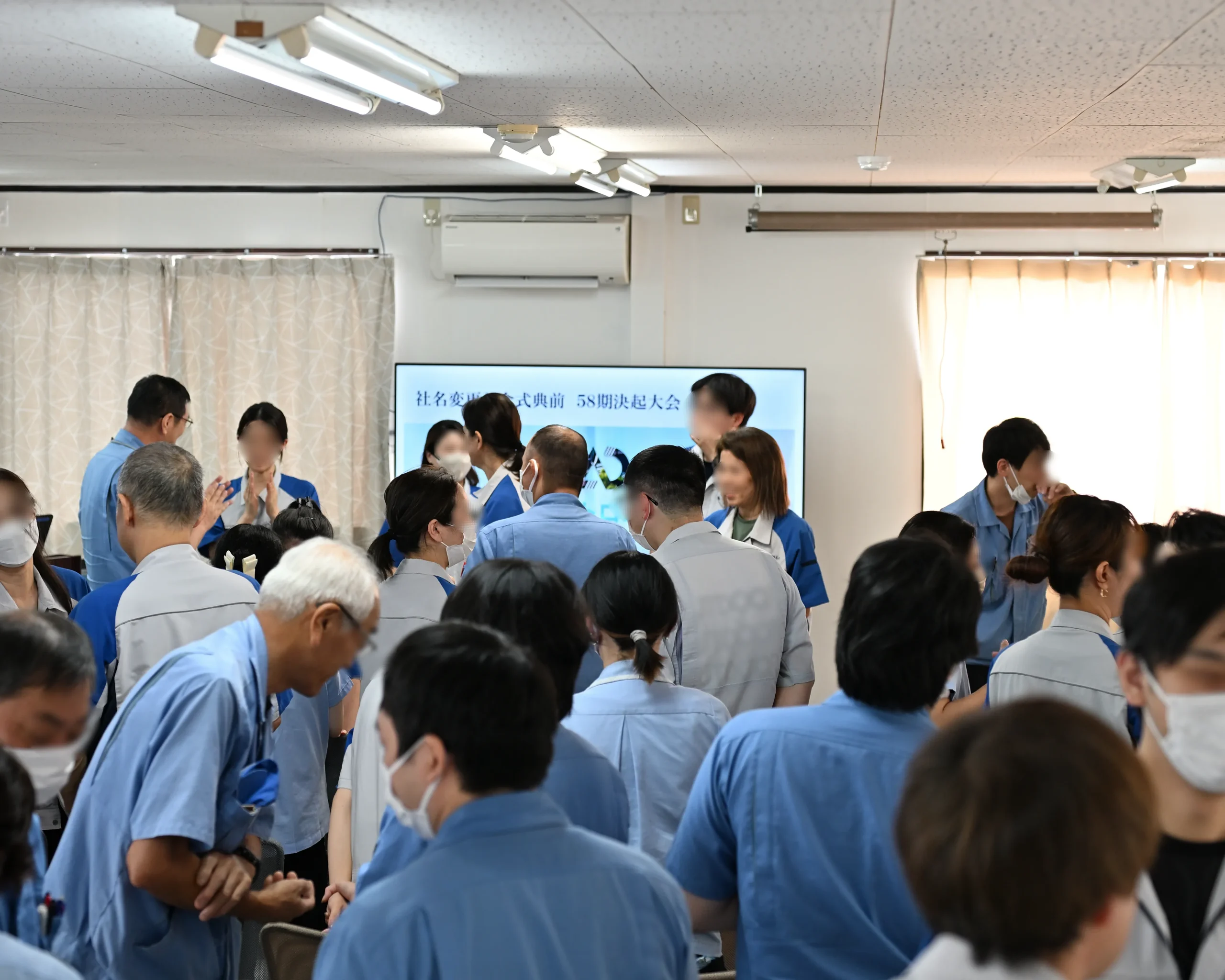 仕事を分担しながら協力する職場のメンバーたち