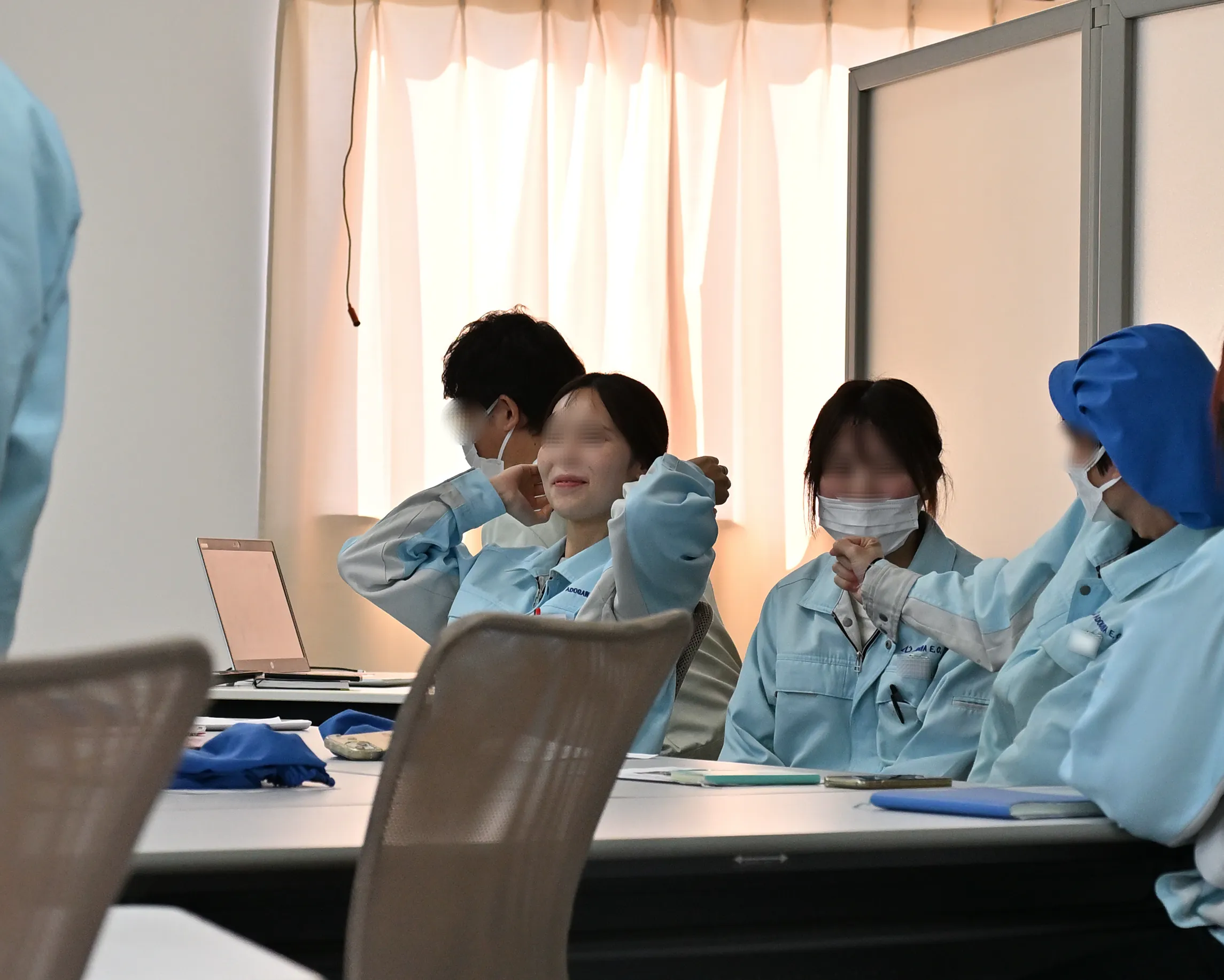 小集団活動の中間発表を終えて、緊張を解く従業員の様子。