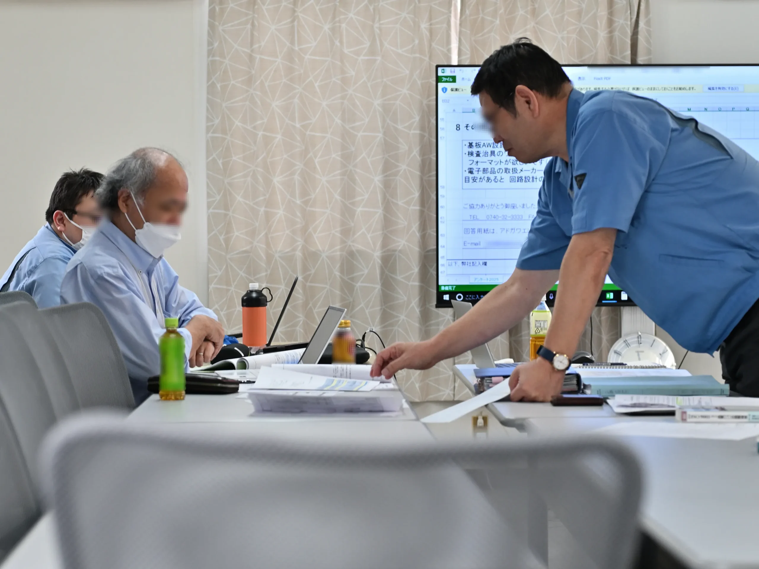 内部監査を行う品質管理チームの現場写真。ISO9001 審査対応の様子。