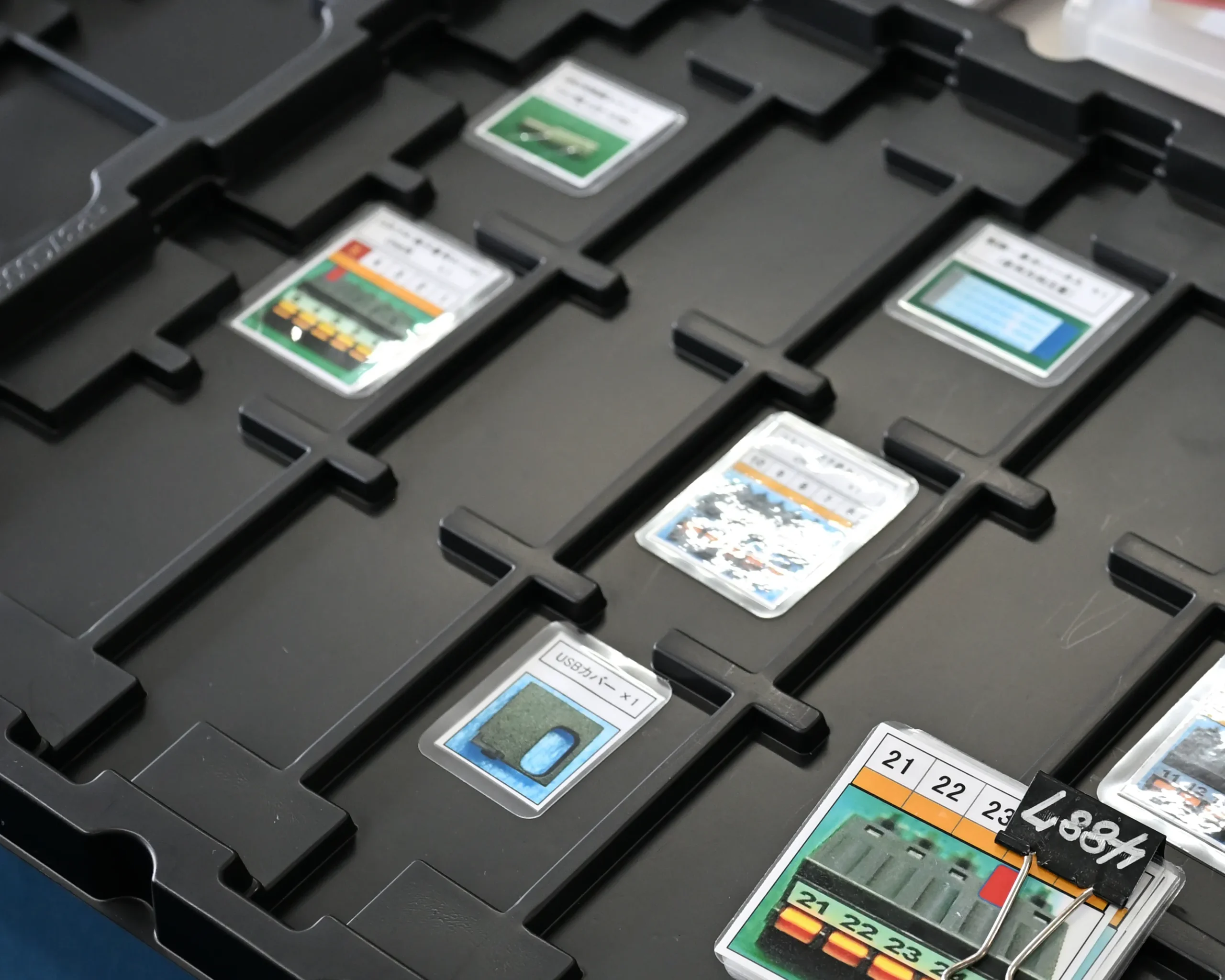 ユニット組立用の部材管理ケース。組み立て箇所ごとにネジやコネクタが整理され、作業後に部材が残らないよう設計されている。