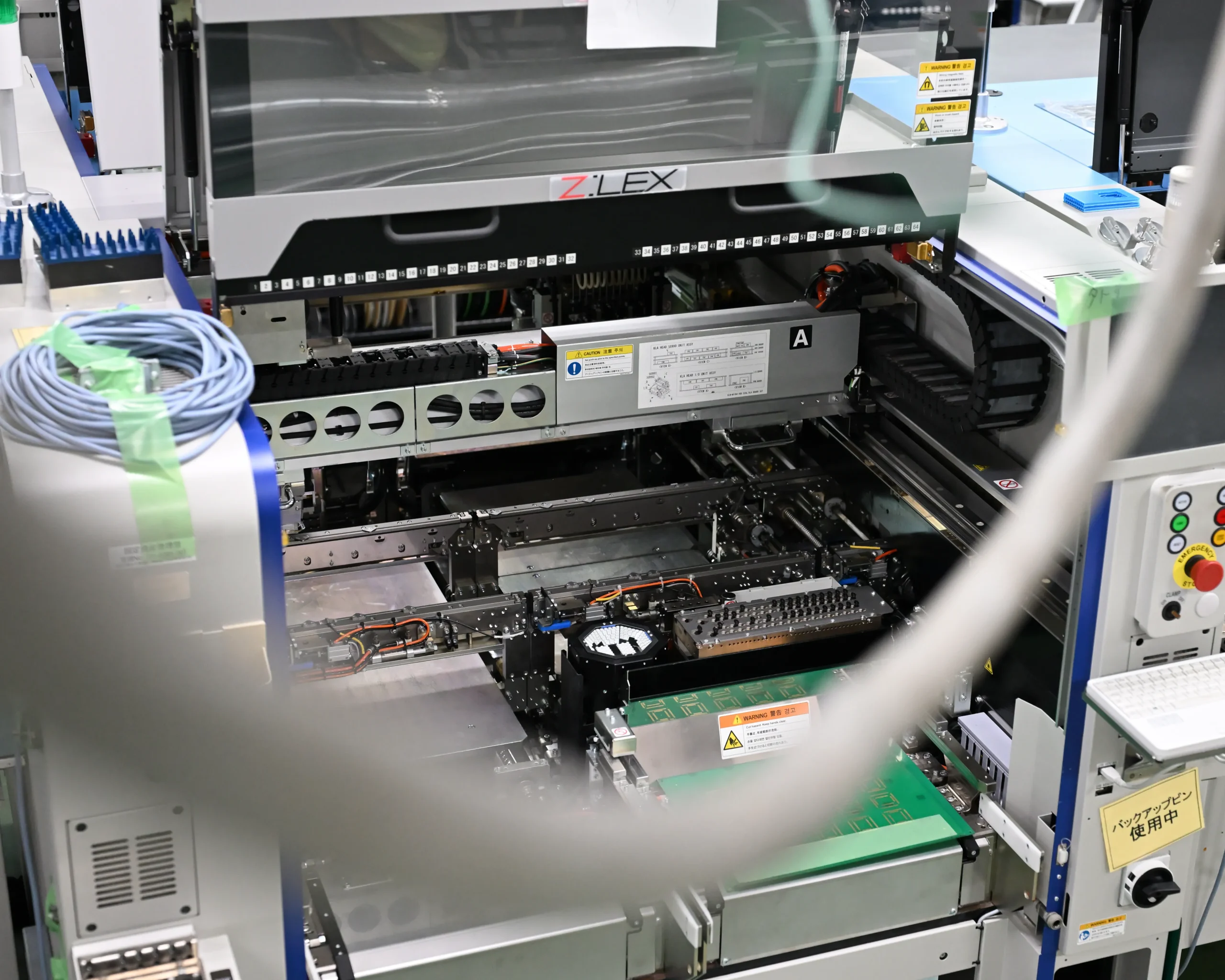 プリント基板に電子部品を実装するためのマウンター内部。