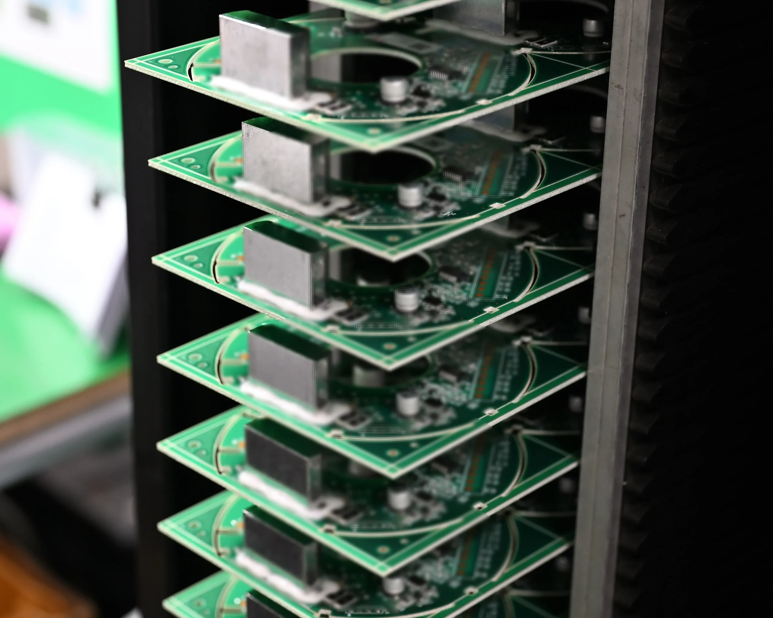 製造現場で行われる治具の定期点検と品質維持の取り組み