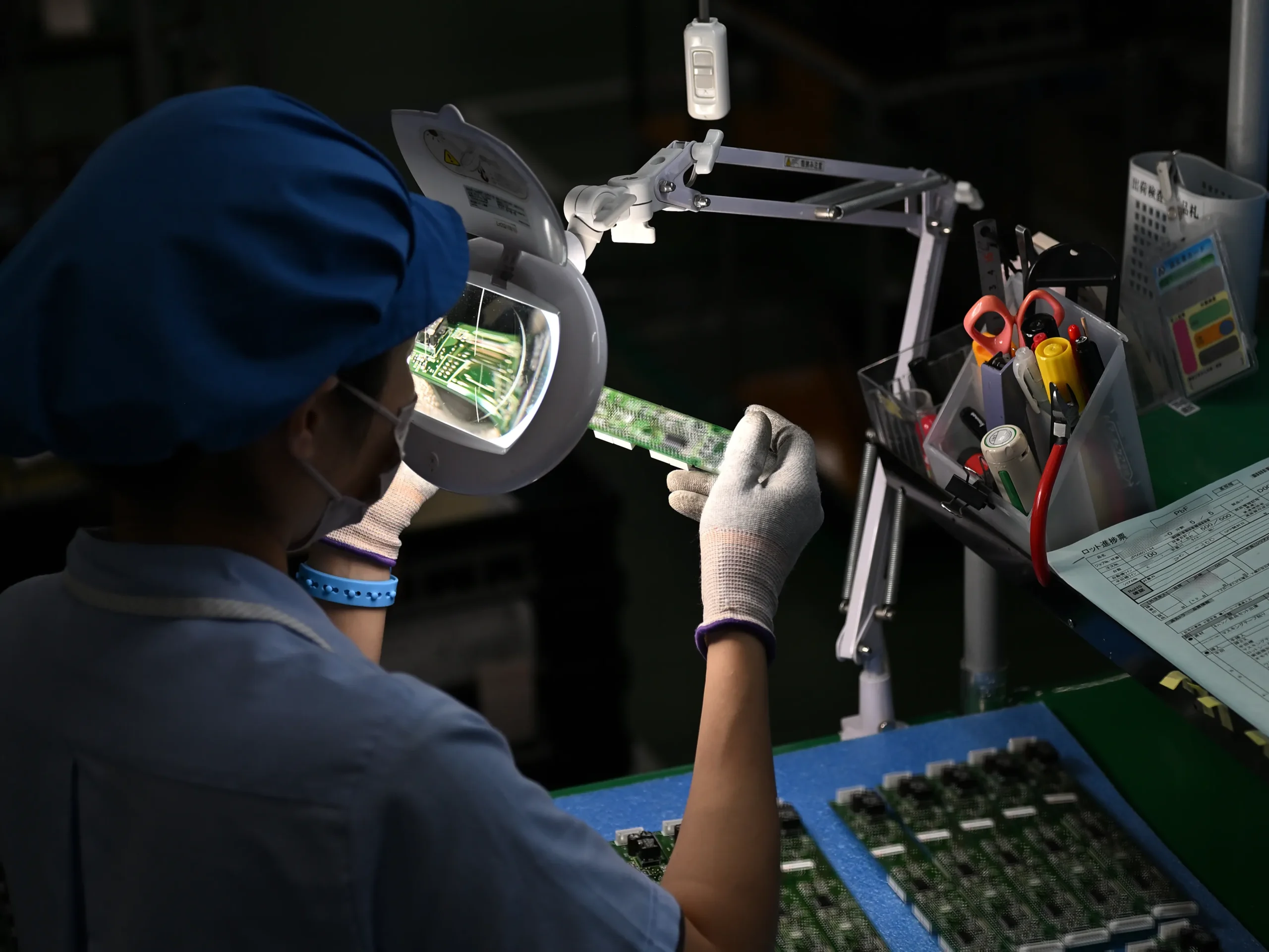 出荷前のプリント基板を目視検査。日々の仕事のやり方にも改善を繰り返す