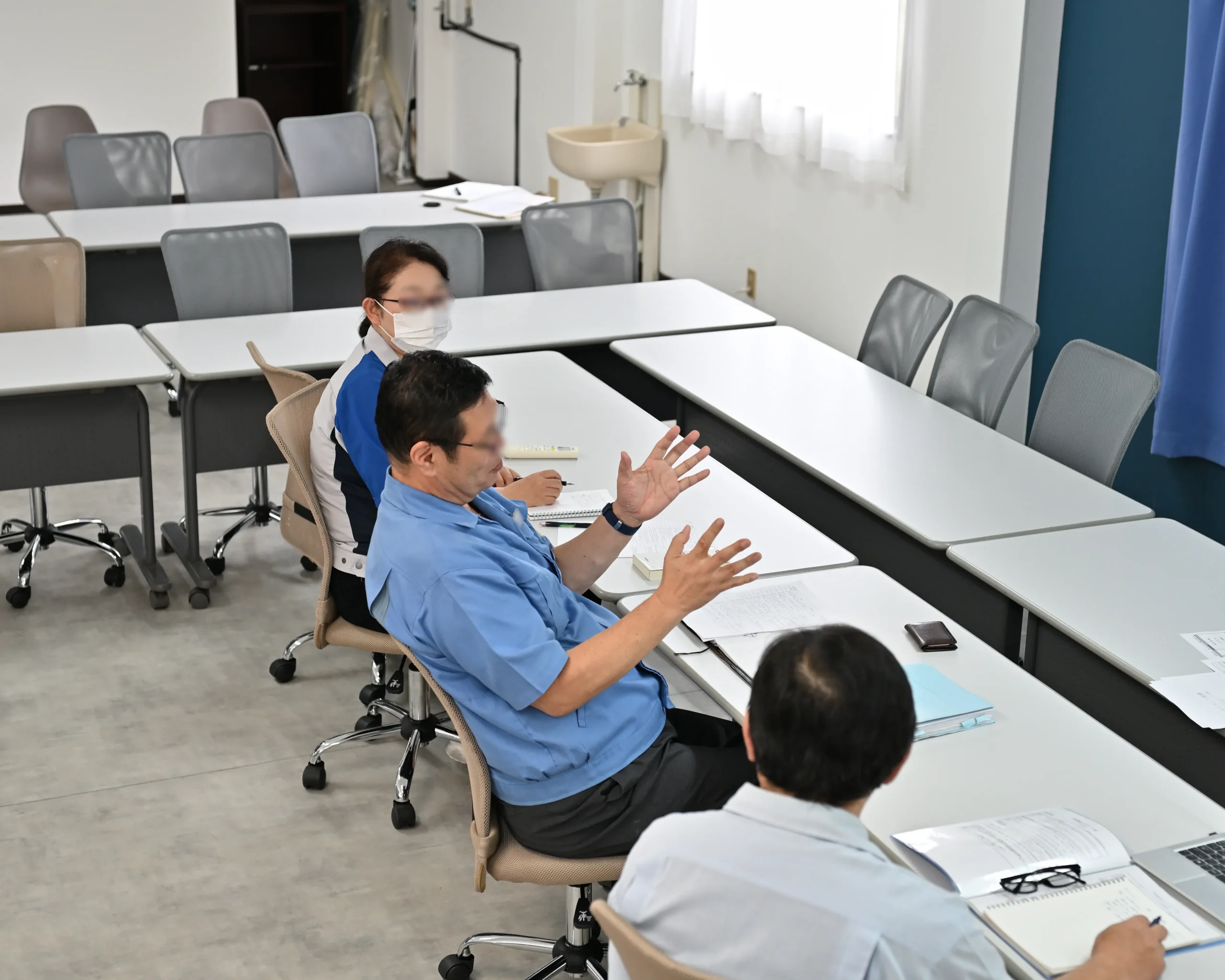 体験プログラムの準備過程で露呈した段取りの課題とプロ意識について議論する社内ミーティング