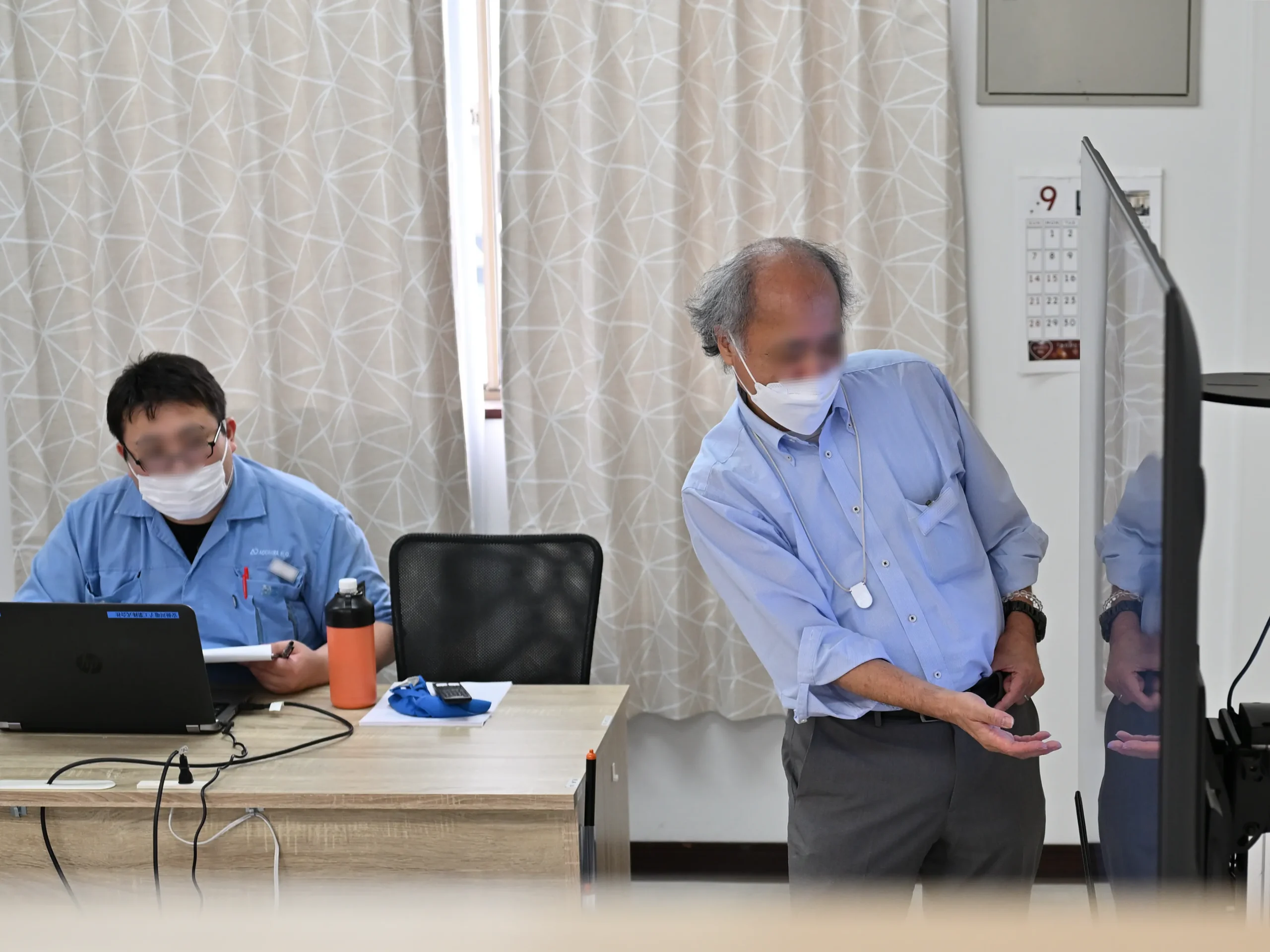 会社が目指す方向性やビジョンを共有し、チームで連携している風景