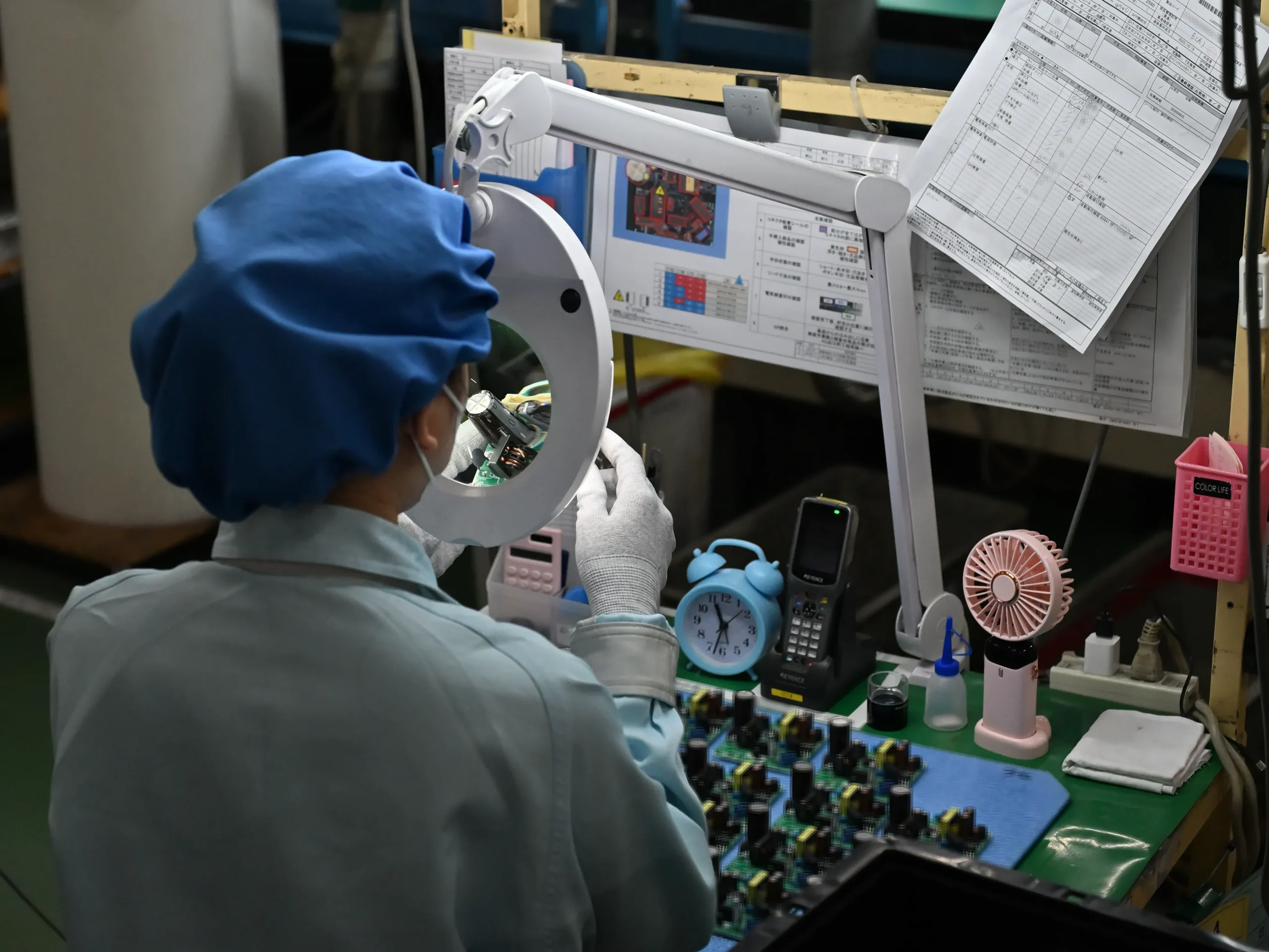 会社の成長と自身の目標達成のため、試行錯誤しながら製品検査を行う従業員