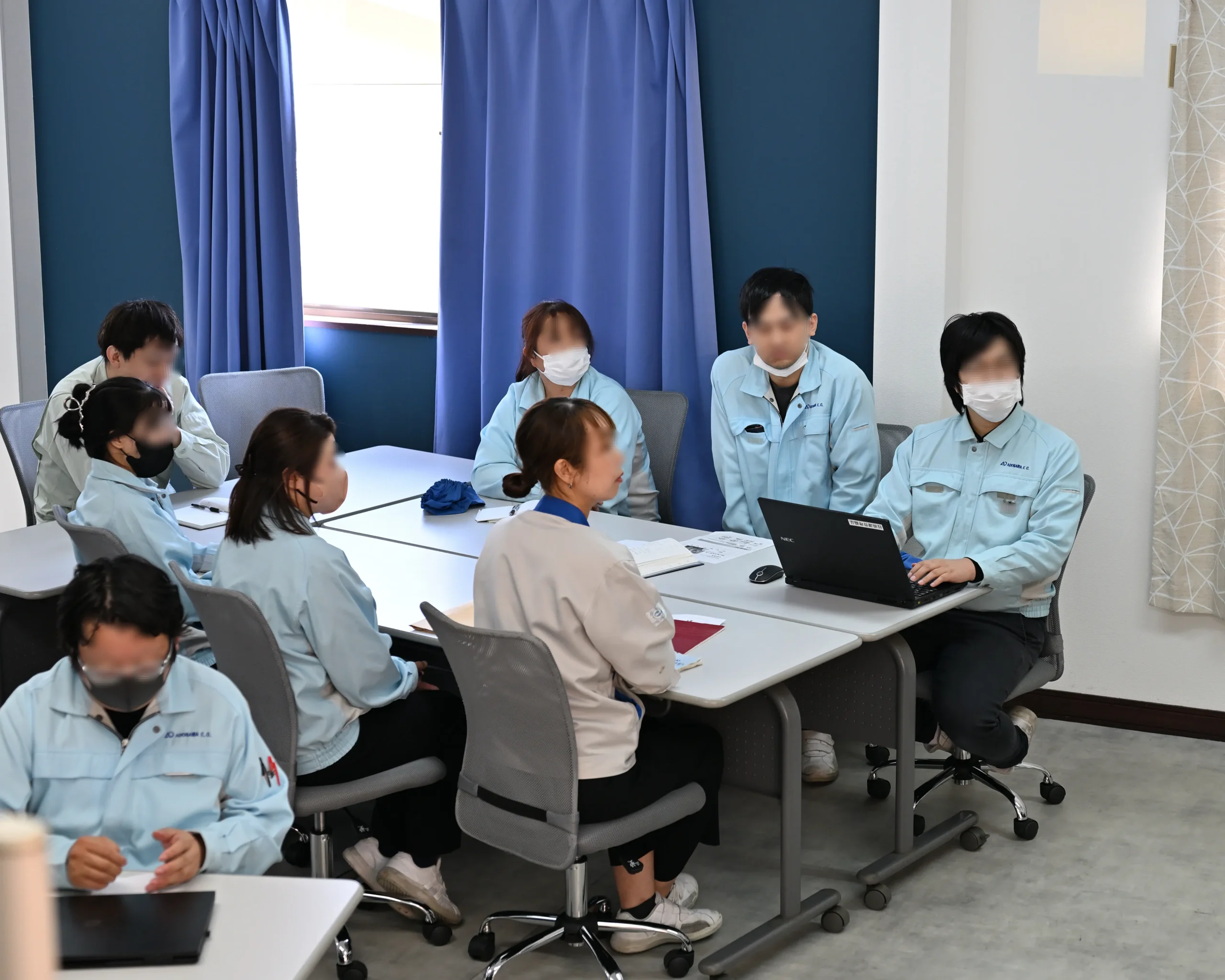 講義内容を実践し、知識の定着を図る能動的学習の様子