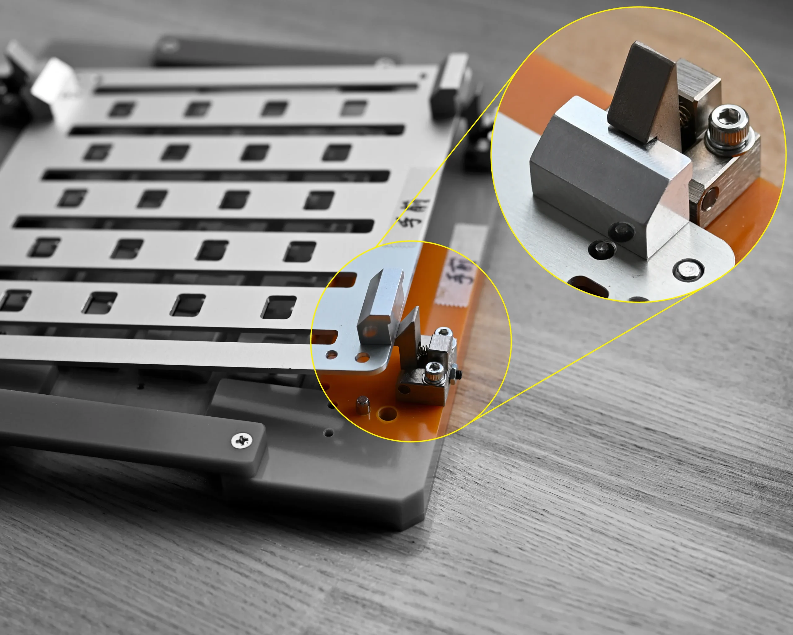 ルーターカッター作業中に基板を正確に固定する治具