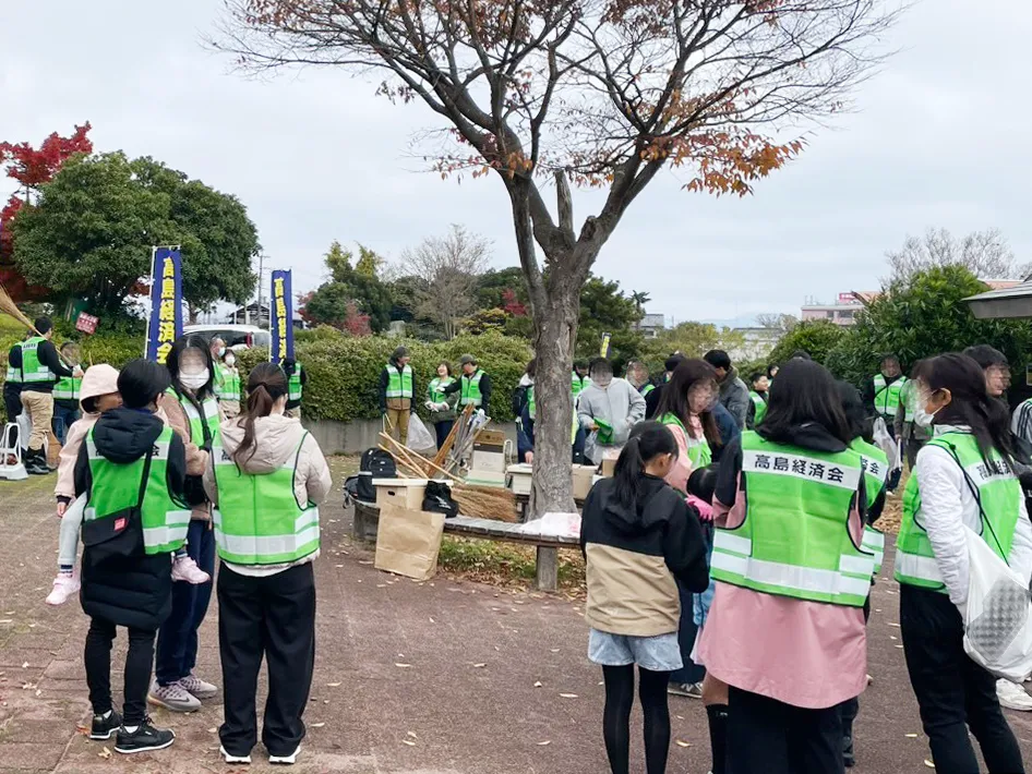 琵琶湖湖岸の美化活動に参加する従業員と家族。