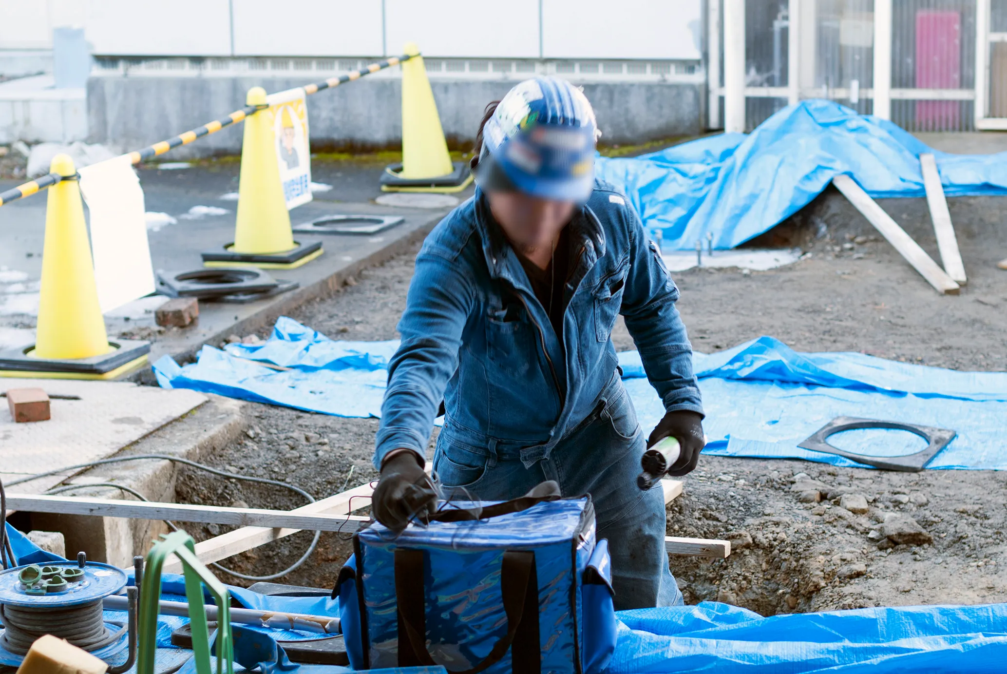 渡り通路に設置中の屋根は、春の訪れとともに完成しそうです