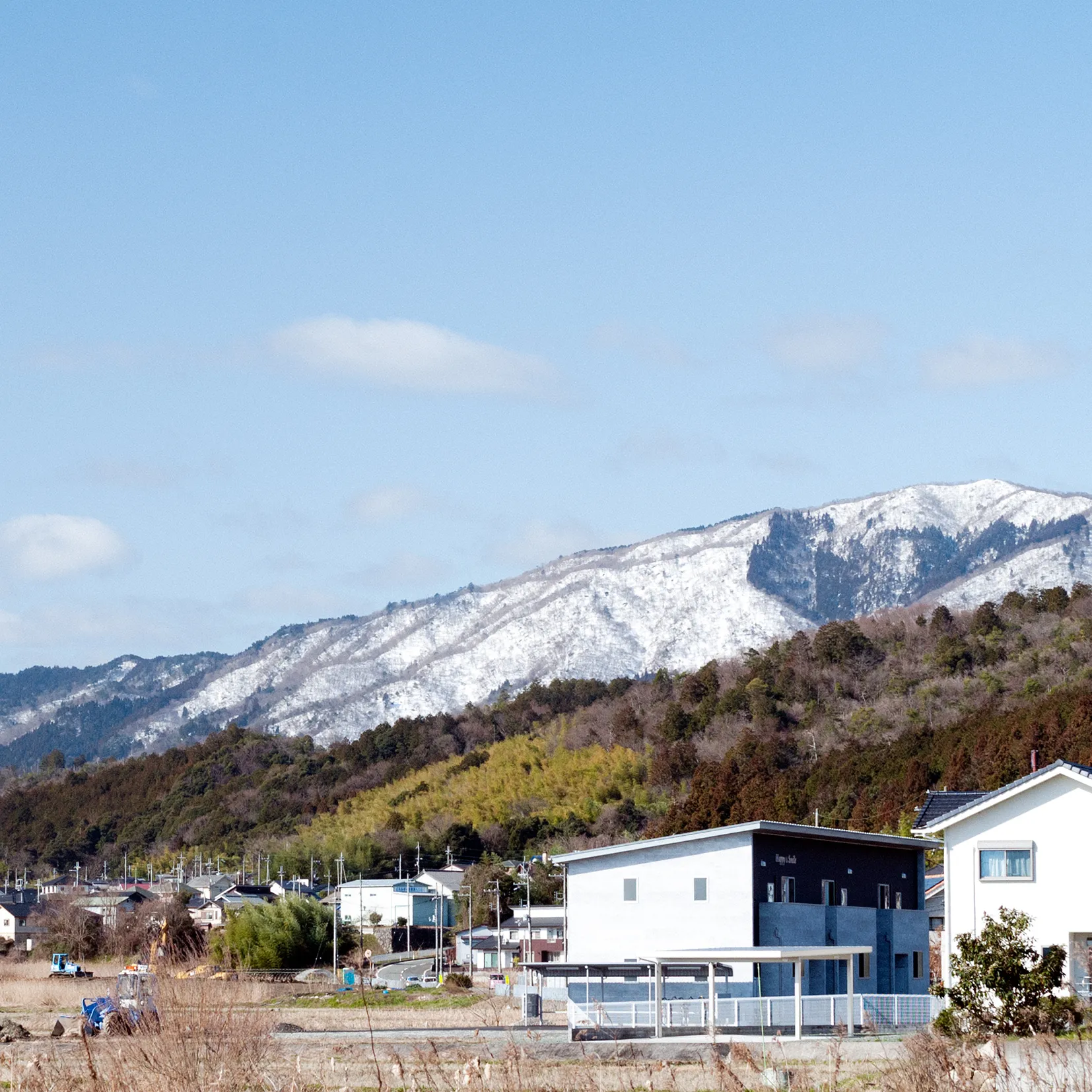 裏山にはまだ、3月末に降った雪が残っています。