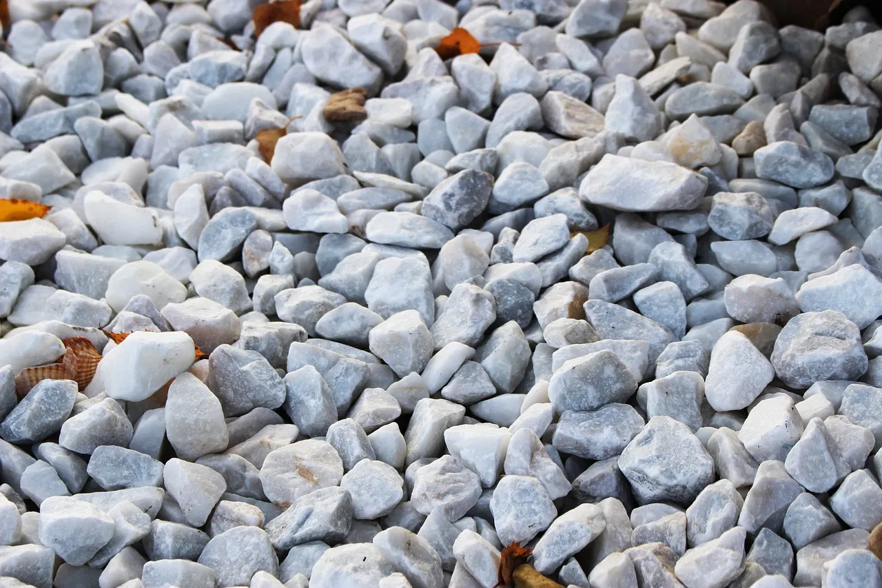 ケイ石（珪石）。シリコンは酸素と結びつきやすいため、大部分は酸化して白っぽいケイ石（珪石）として存在しています。