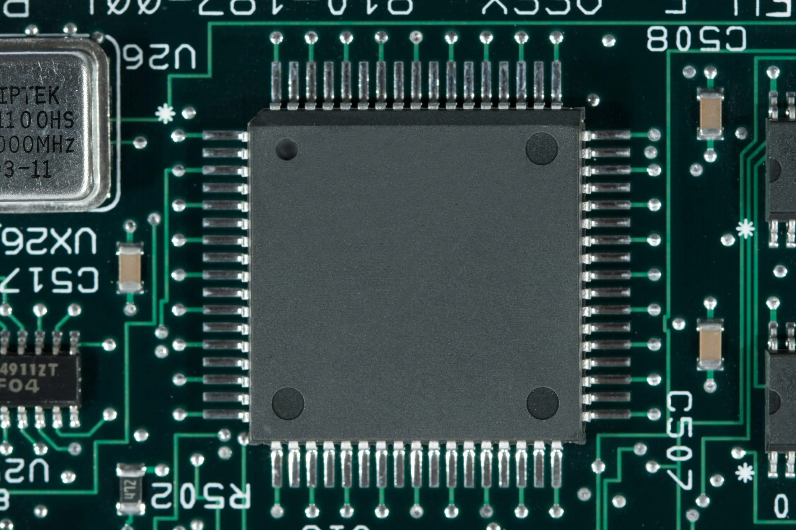 IC（集積回路）シリコン半導体チップ（シリコン半導体基板）の上に、トランジスタや抵抗（電気抵抗）、ダイオード、コンデンサなどを多数搭載した電子部品。