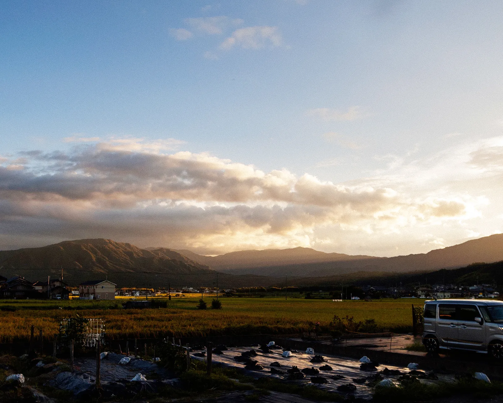 日没前の山並み。柔らかい光が高島市の田園を照らします。