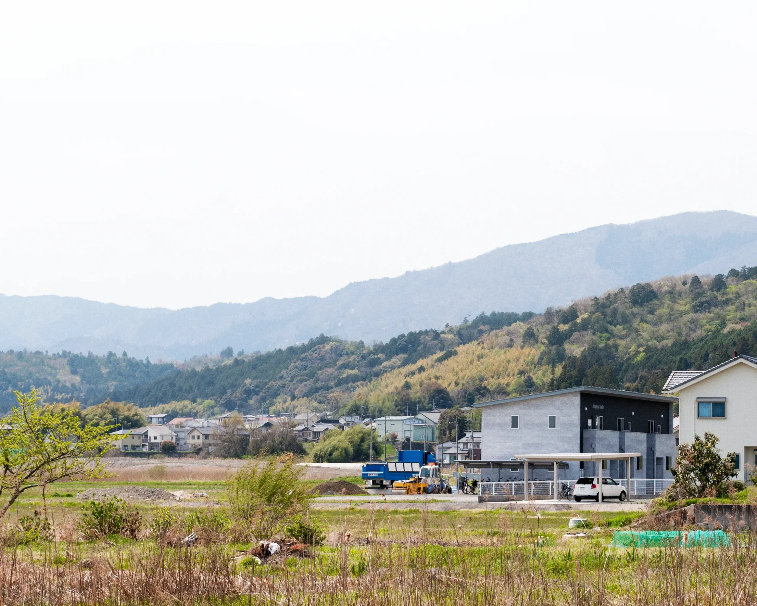 山には四季に応じた表情があります。春は、山笑うです。