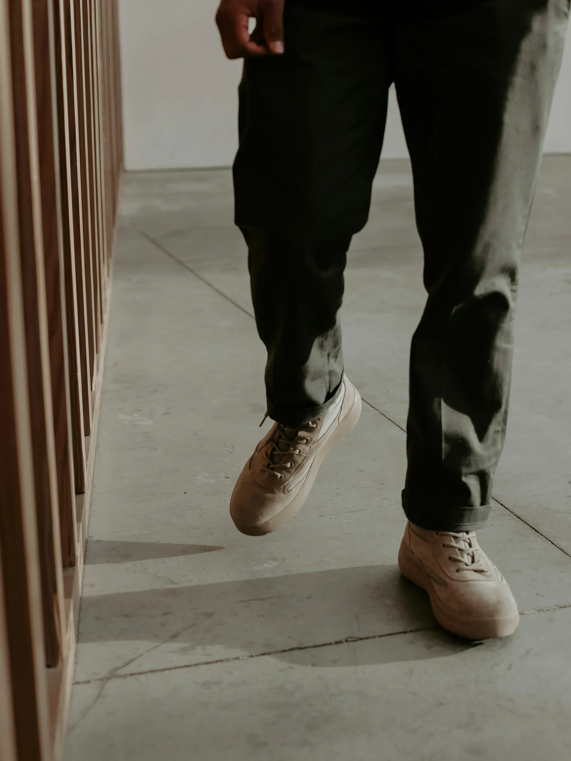 アドガワエレクトロニクスの工場を守る守衛室または敷地内の風景