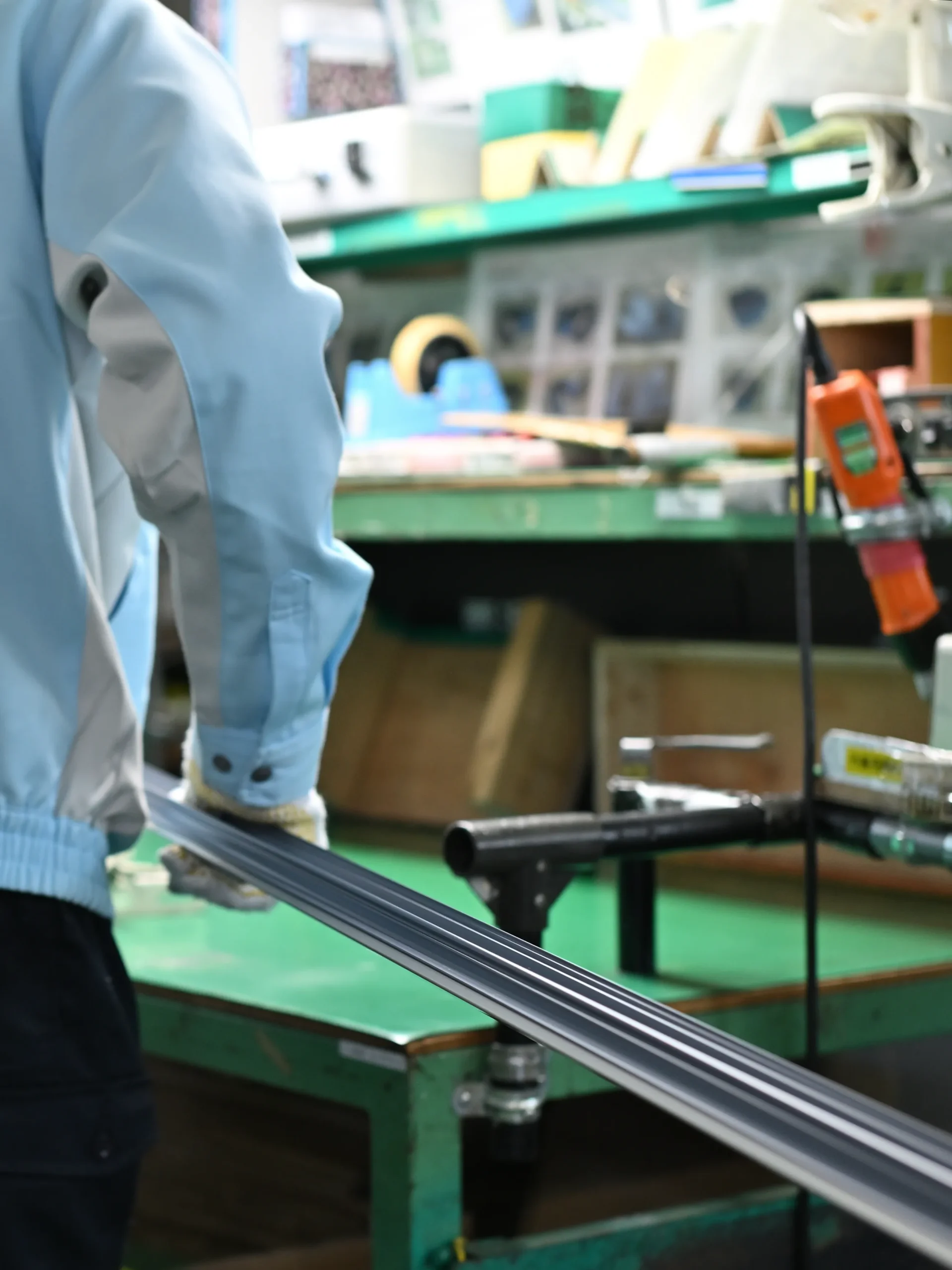 製造現場で黙々と組立作業をこなす従業員の後ろ姿