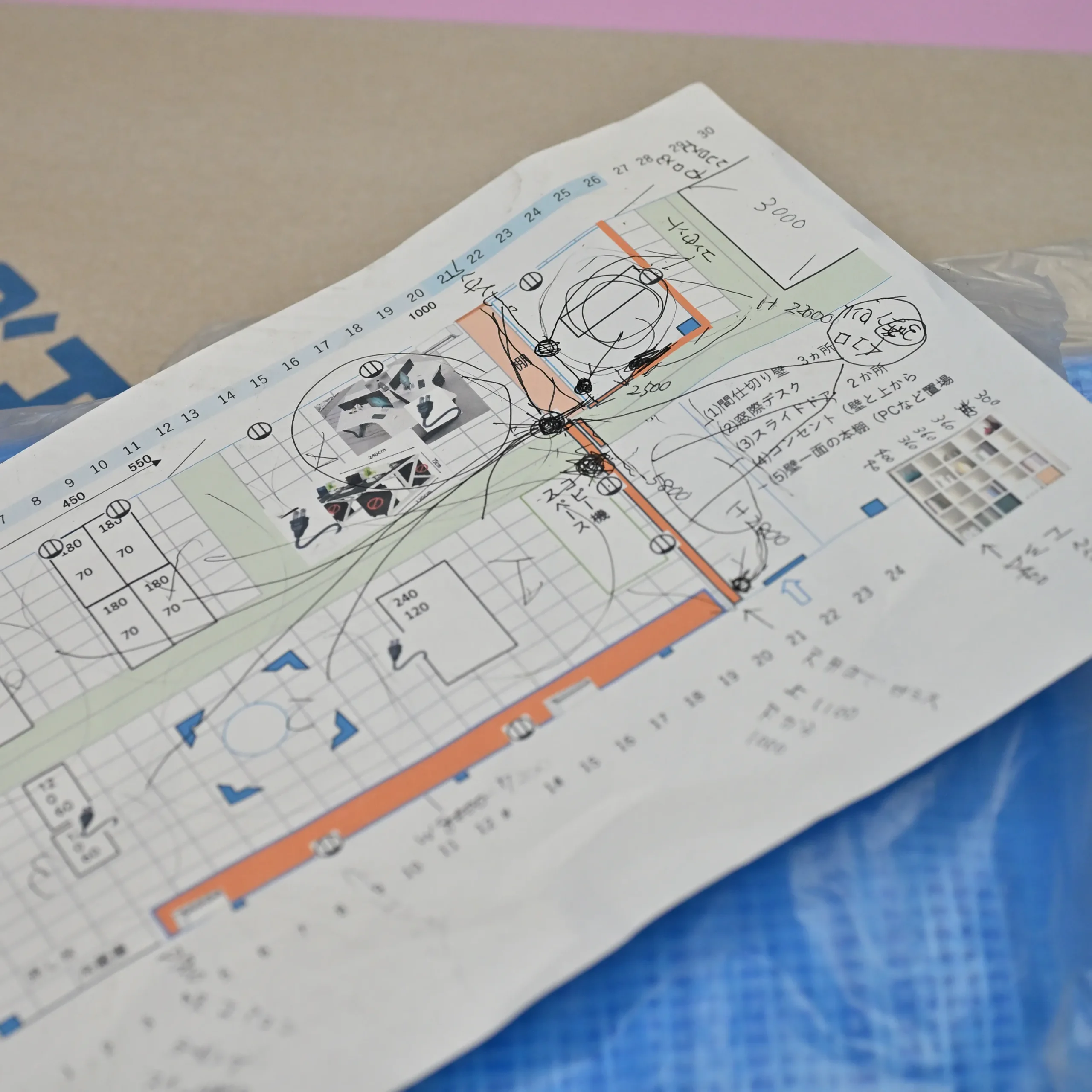 事務所のフリーアドレス化に向けた改装工事の計画図。デスクの配置や寸法などが手書きで記されており、コミュニケーションの活性化やスペースの効率化を目指すオフィスの再設計の様子がうかがえる