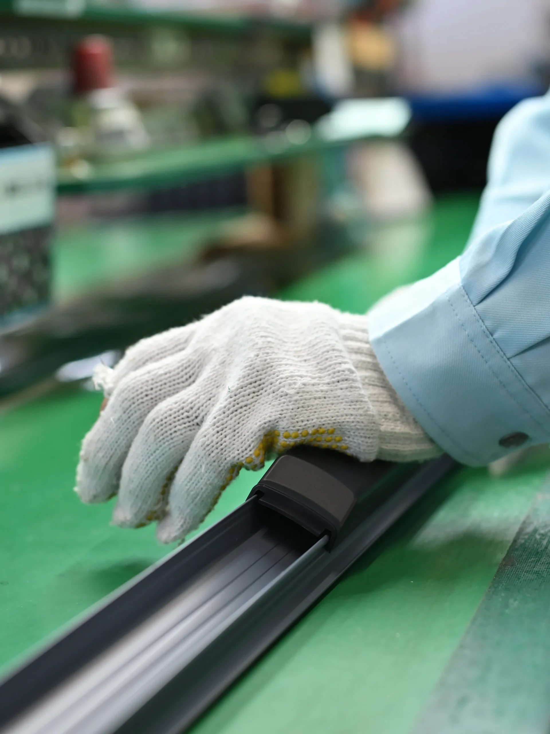 ダクト資材を組み立てる従業員の手元。60歳まで大工職に就き、その後、当社に入社。15年間の勤務を終えて今月で退職する