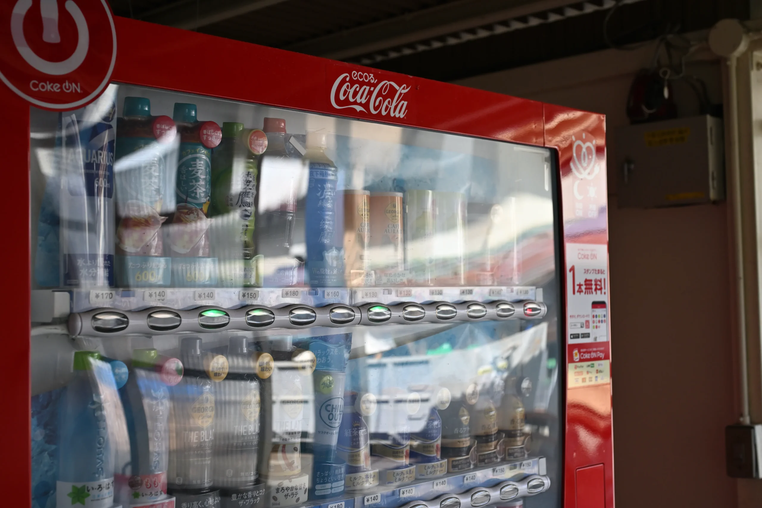 アドガワエレクトロニクス社内の自販機。コーラが180円で売られている。コーラは、スーパーだと100円前後。ディズニーランドの自販機だと250円で、ユニバーサル・スタジオ・ジャパン(USJ)だと300円。同じものでも場所によって商品の価値(値段)は大きく変わる。価値に正誤などなく、価値は、それを欲する人と売りたい人の釣り合いである。