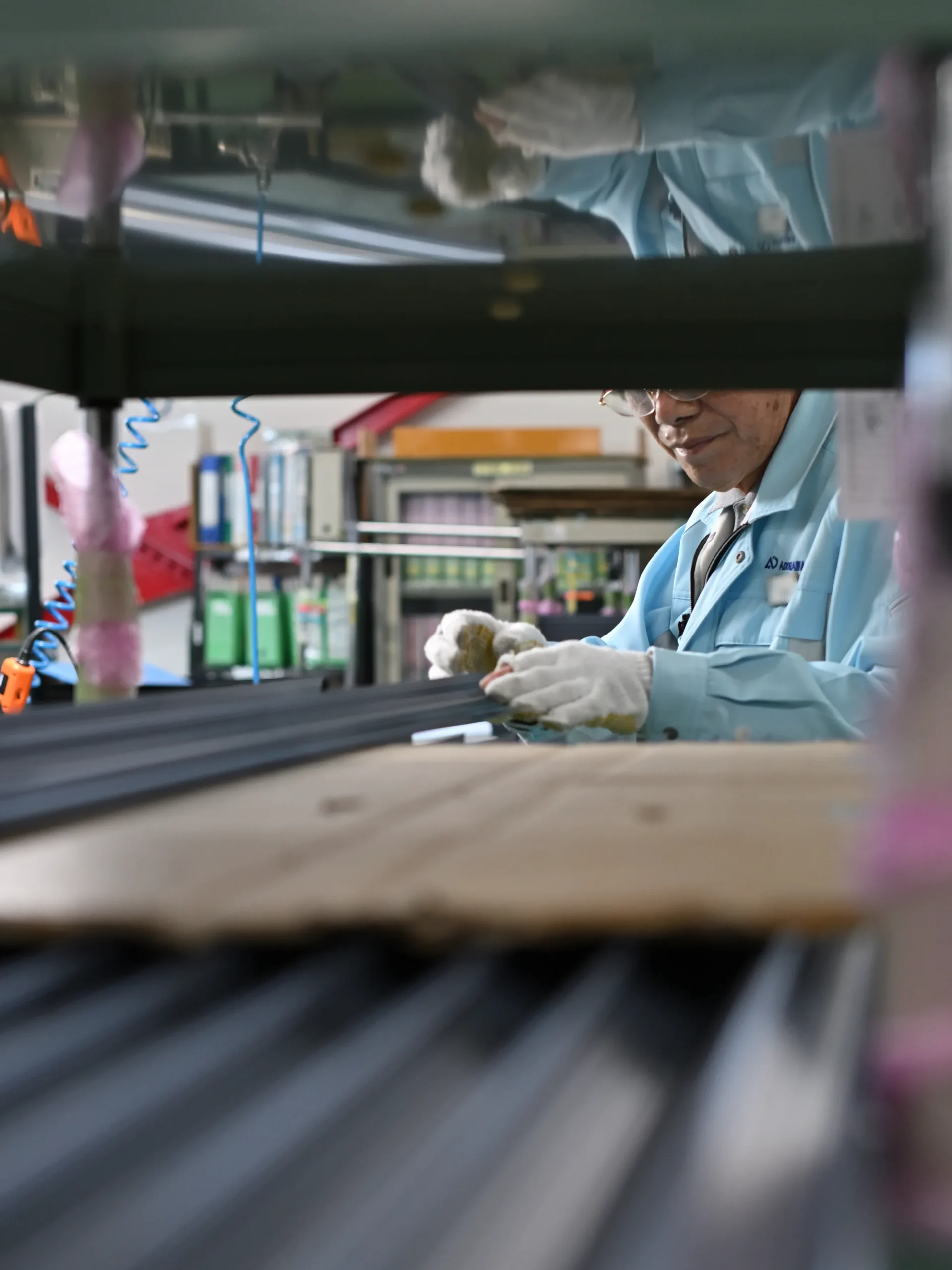 組み立てたダクト資材を、出荷に向けて丁寧に積み上げていく様子