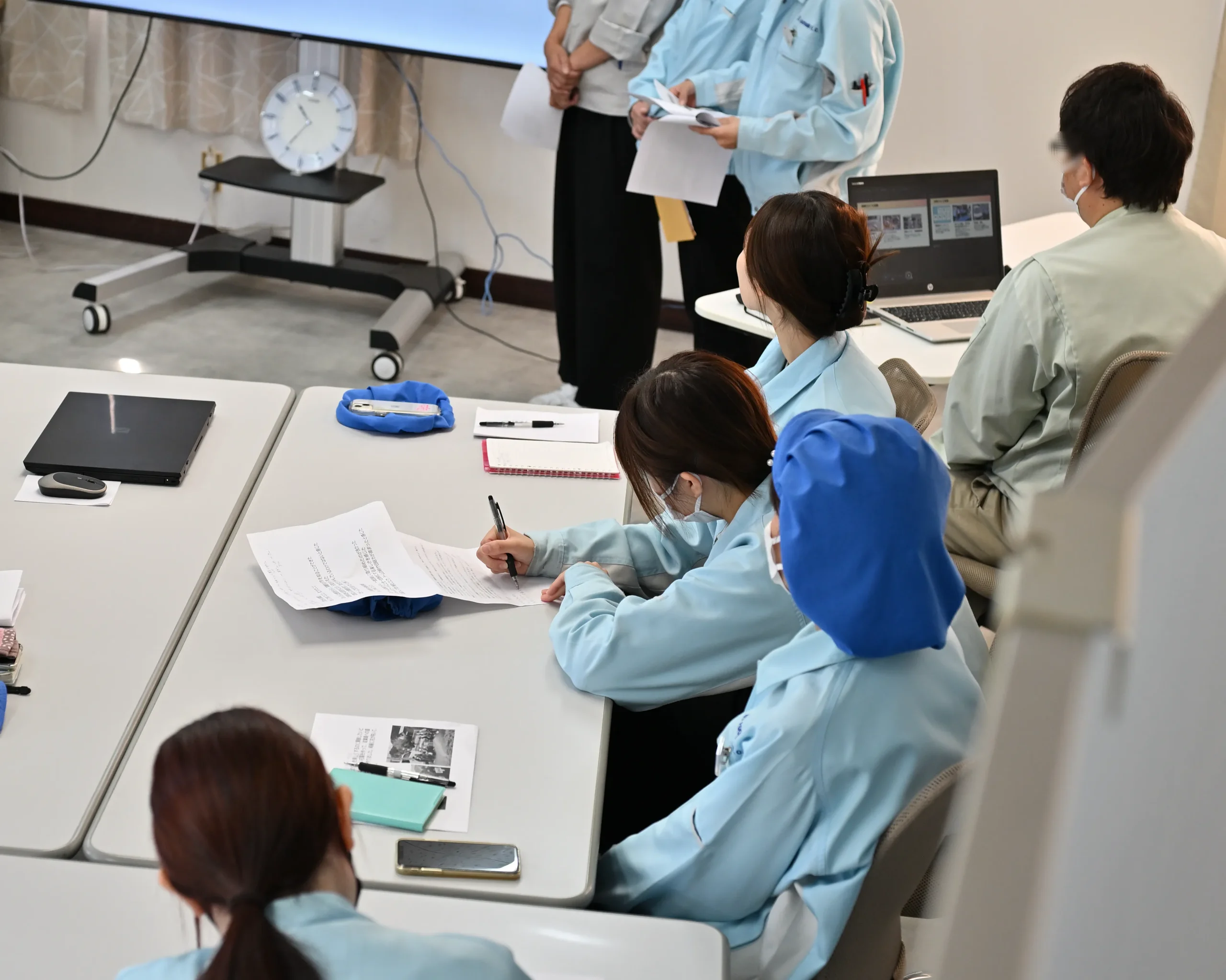 曖昧な表現を避け、具体的な言葉で活動の成果を発表する従業員