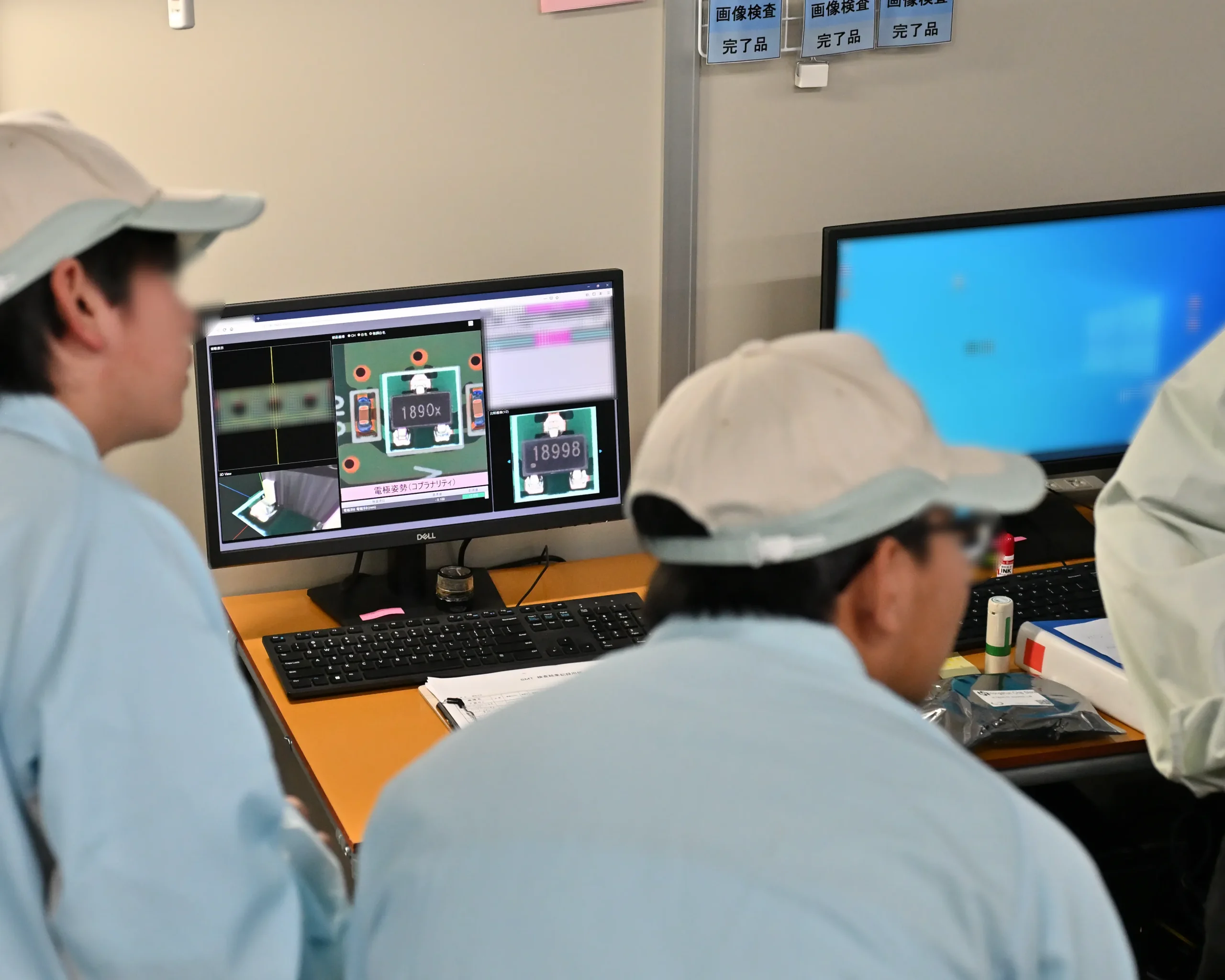 職場体験学習で訪れたアドガワエレクトロニクスの工場で、従業員の話に身を乗り出す様子。