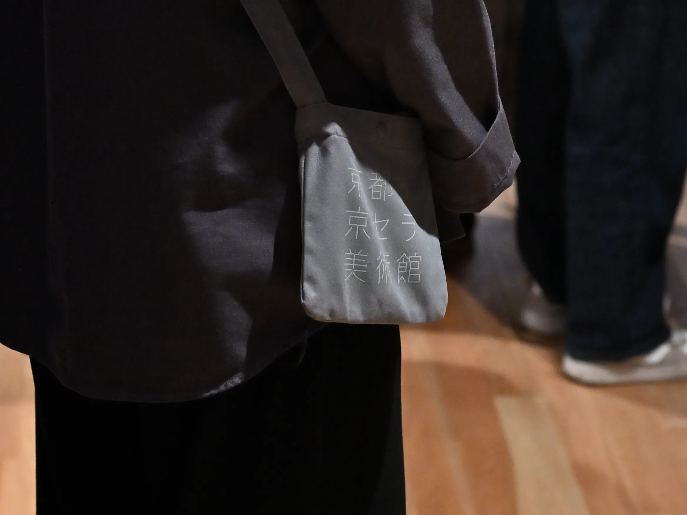 京都市京セラ美術館のロゴが印字された監視員が持つサコッシュ。