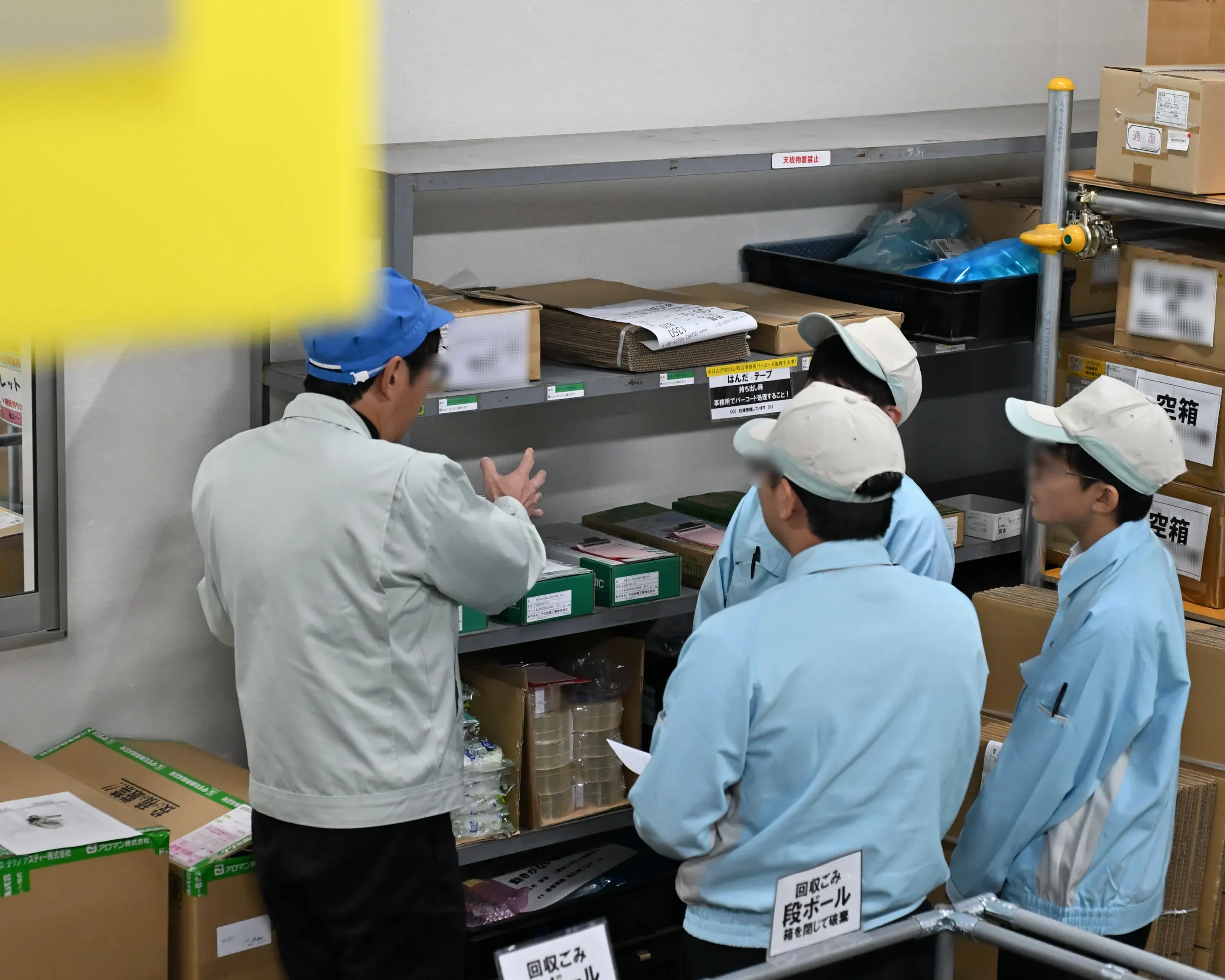 将来回路設計エンジニアを目指す安曇川中学生が、アドガワエレクトロニクスでの職場体験学習に取り組む姿。