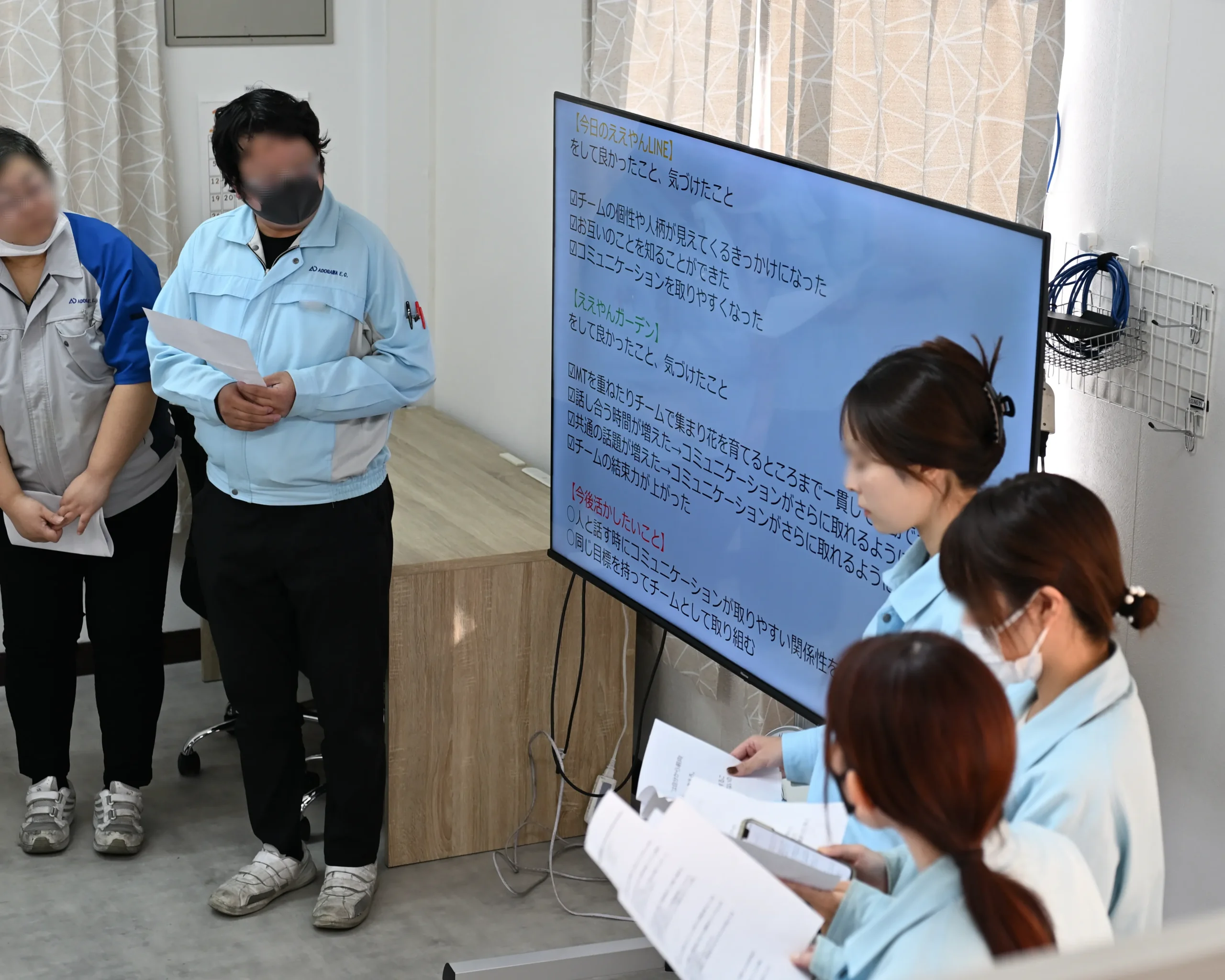 現場主導で職場改善・問題解決に取り組むボトムアップ活動報告の様子。