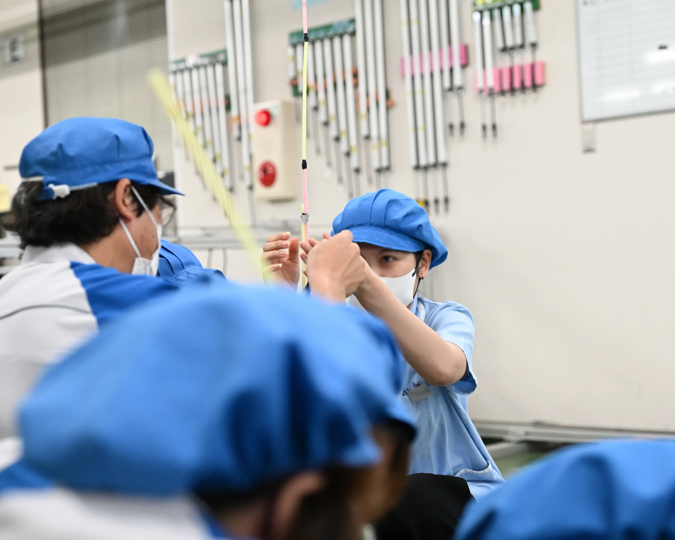 目標を持って行動し続ける社員が周囲を前向きに導く様子と社内風土改善の重要性を想起させる画像。