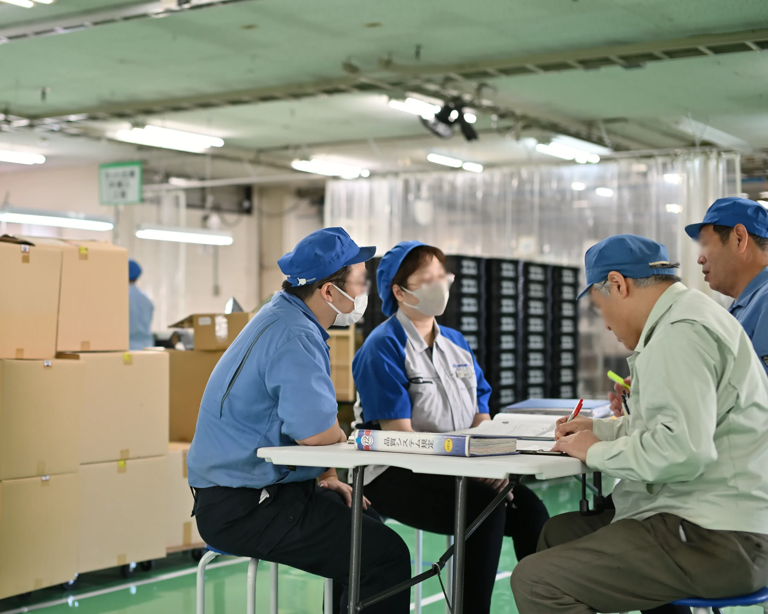 組織やチーム内で仕事の意見交換をするビジネスパーソン。人間関係のイライラ対処法を考える。