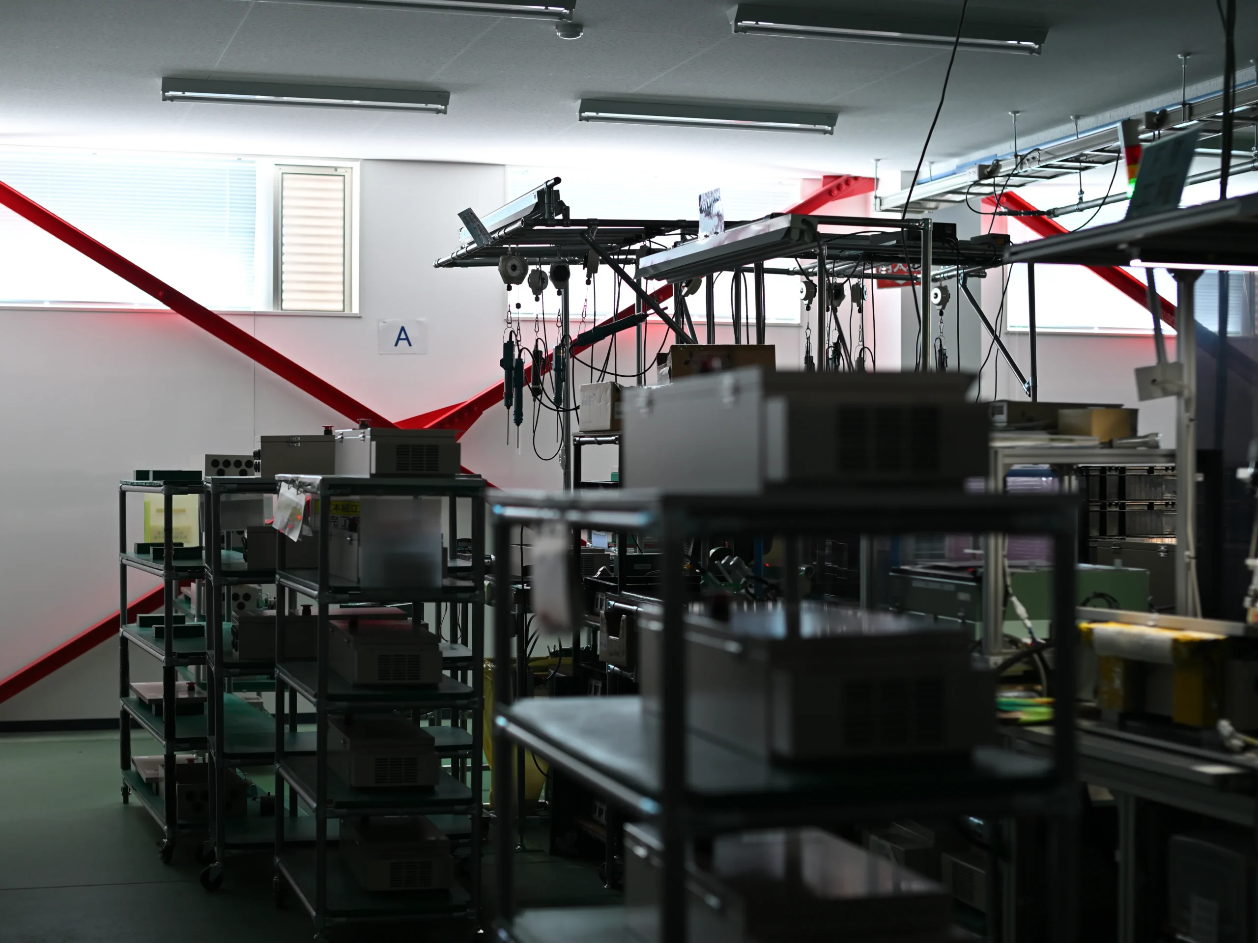 従業員の目的意識と会社のビジョンが結びつき、活気のあるアドガワエレクトロニクスの工場内