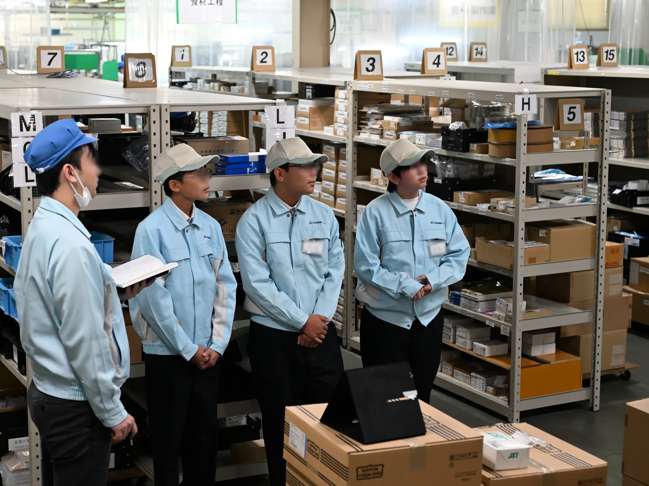 明確な目標に向かって、従業員同士が協力し合いながら業務を進める様子