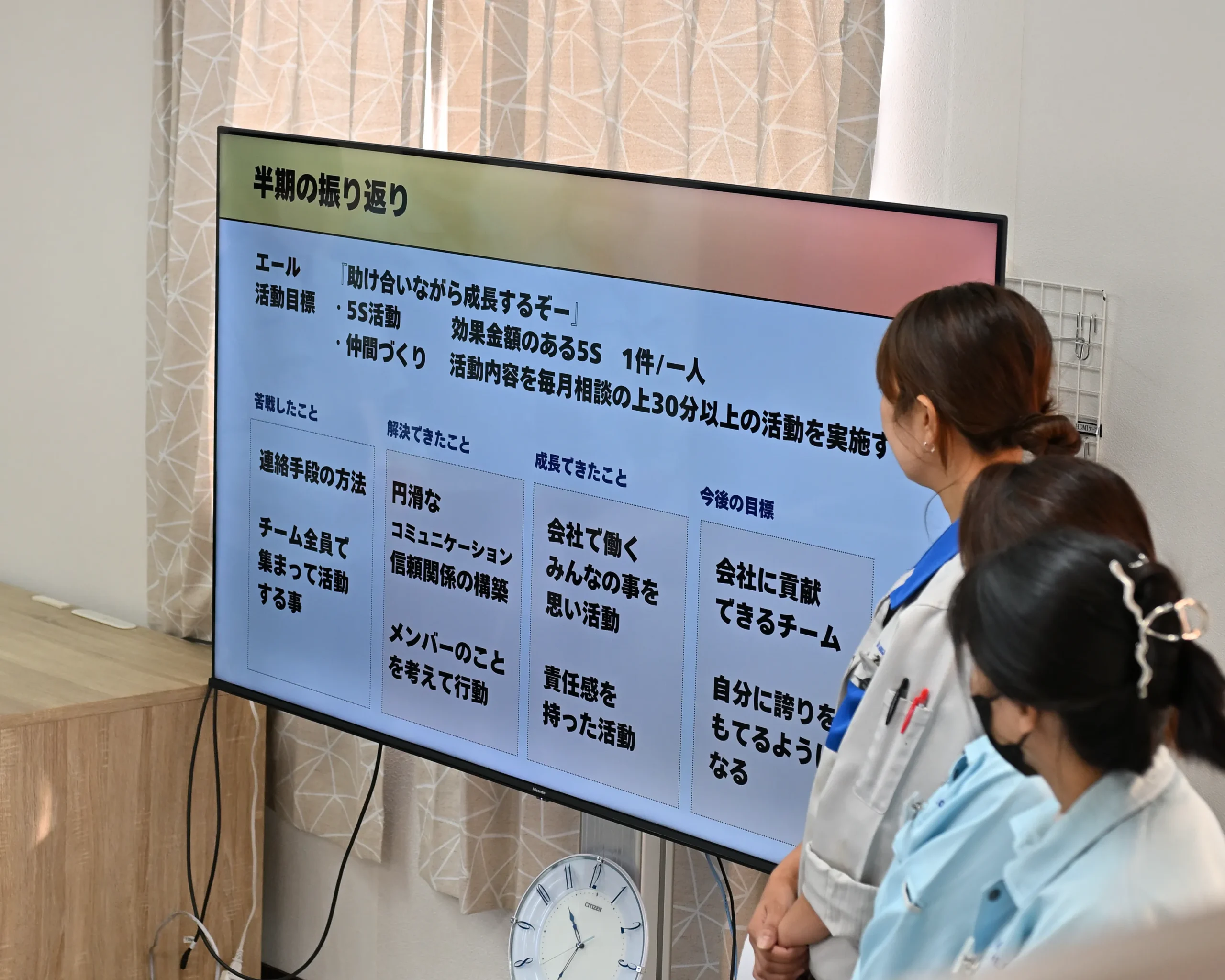 心理的安全性の高い職場で部門横断的な意見交換を行うボトムアップ活動の参加者