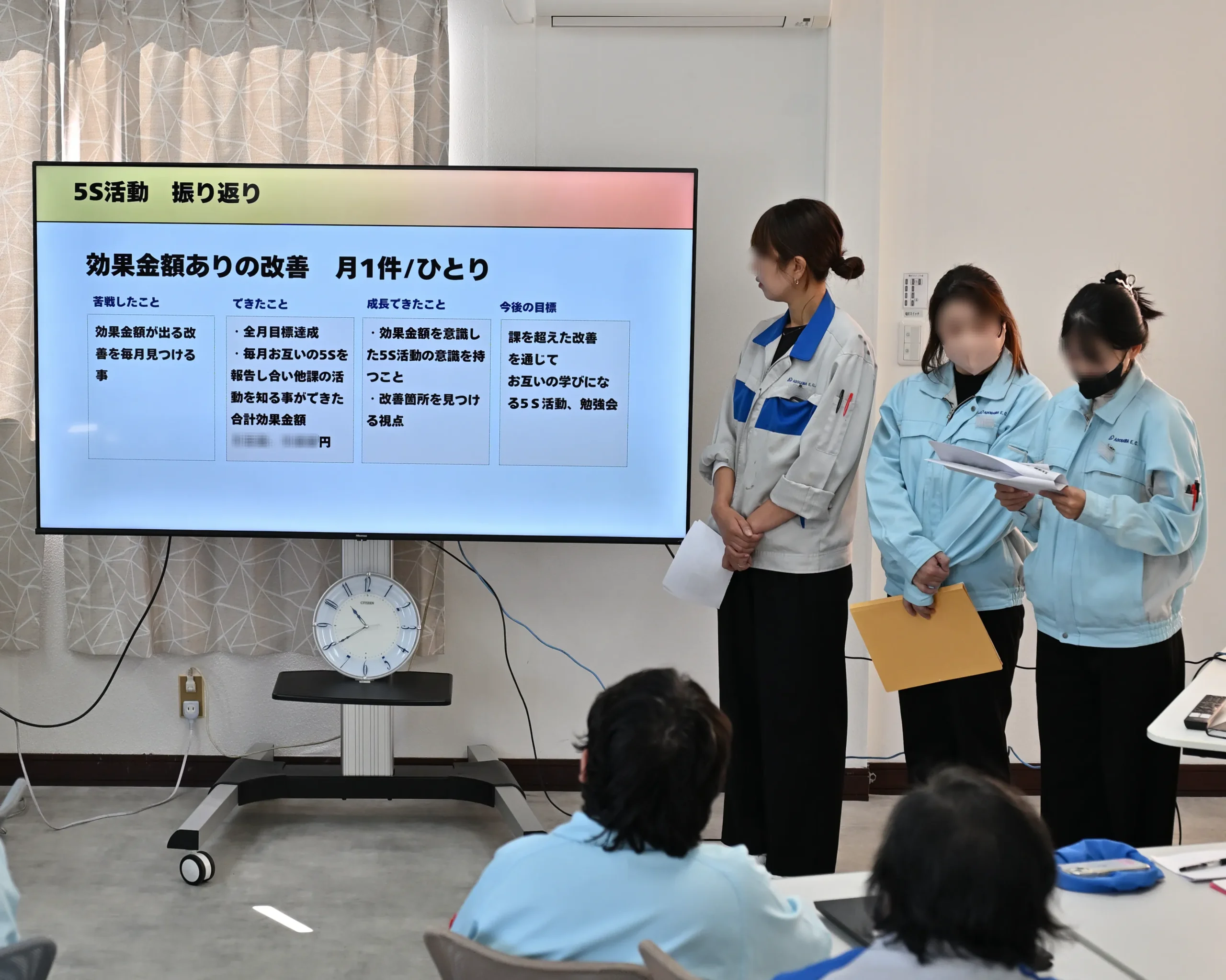 タコツボ化を防ぐために活動進捗を件数や金額で共有するなど、「見える化」を意識した発表をする従業員。