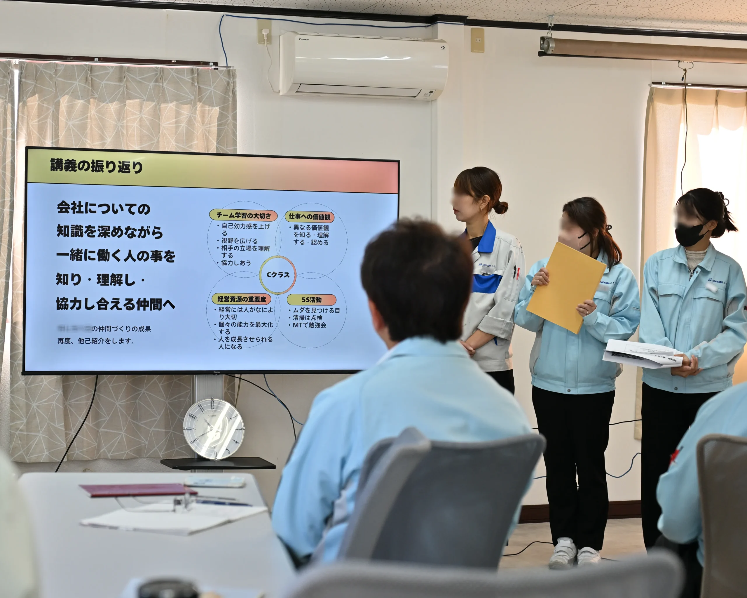 思考を深める「言語化」の習慣のため、ボトムアップ活動の目的を突き詰める従業員