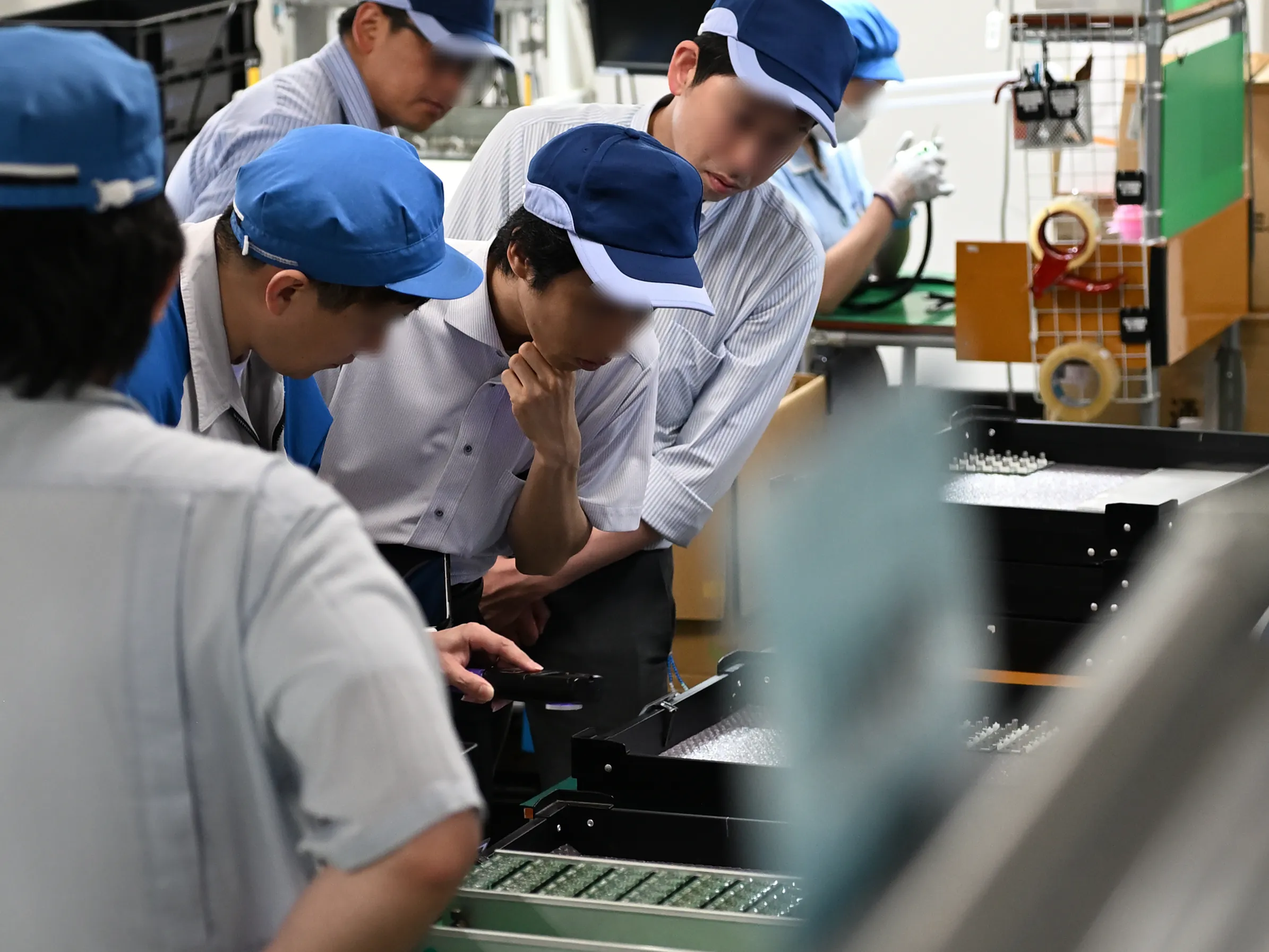 基板コーティングについて、顧客からのフィードバック（声）を熱心に聞く従業員