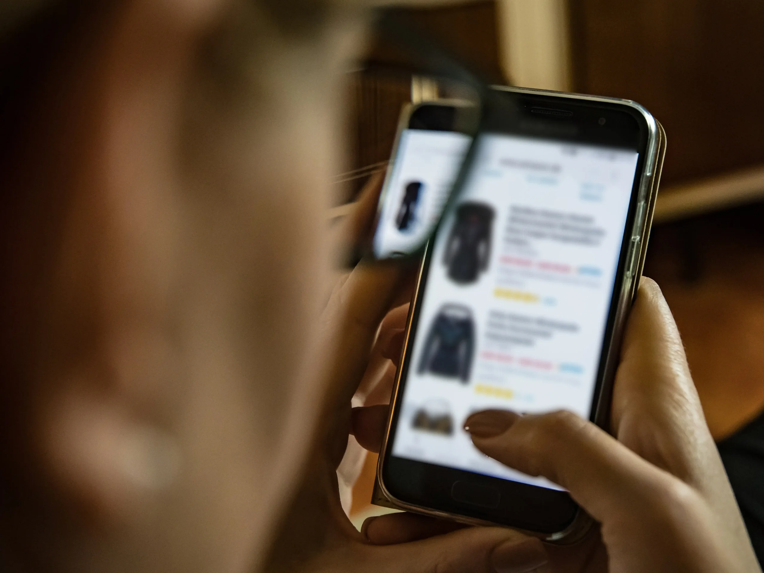 スマホを操作してオンライン販売やSNS運用を行う様子